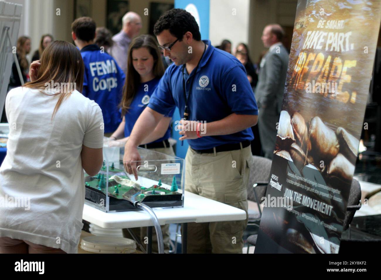 Philadelphia, Pa, 6. Mai 2014 am 6.. Mai organisierte das Arbeitsministerium einen PrepareAthon für das Curtis Center mit FEMA Region III und OSHA. 25 Agenturen wurden eingeladen, mit Mitarbeitern über die Ergreifung von Maßnahmen zu sprechen, an einem Vorsorgespiel teilzunehmen und mehr über die Hochwasserabwehr von 10am bis 2pm zu erfahren. Fotos zu Katastrophen- und Notfallmanagementprogrammen, Aktivitäten und Beamten Stockfoto