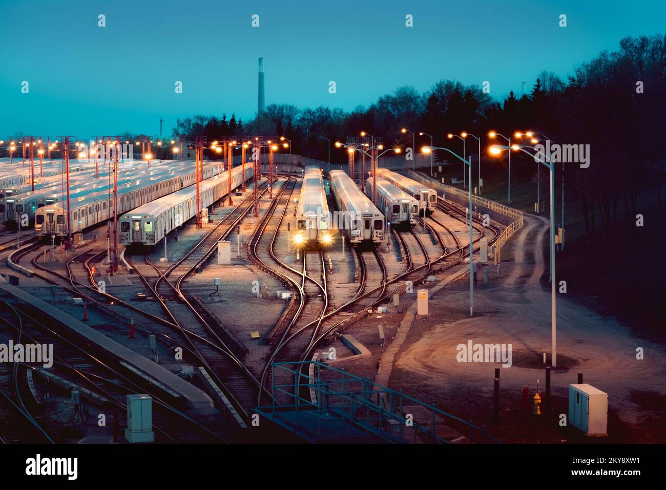 Ein U-Bahn-Hof mit geparkten U-Bahnen Stockfoto