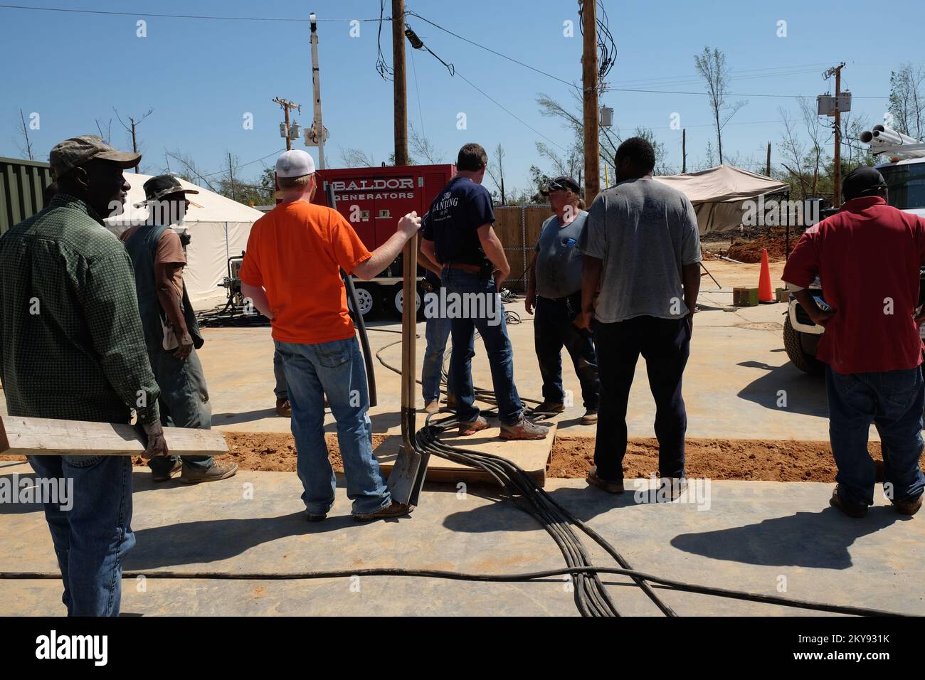 Mobiler Krankenhausbau. Mississippi, schwere Stürme, Tornados und Überschwemmungen. Fotos zu Katastrophen- und Notfallmanagementprogrammen, Aktivitäten und Beamten Stockfoto