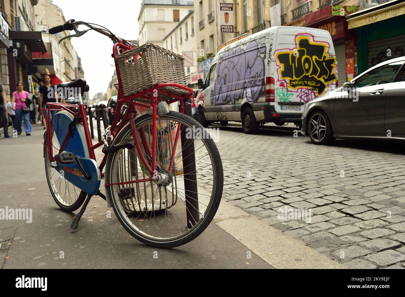 PARIS, FRANKREICH - 09. AUGUST 2015: Straßen von Paris. Paris, auch bekannt als Stadt der Liebe, ist ein beliebtes Reiseziel und eine große Stadt in Europa Stockfoto