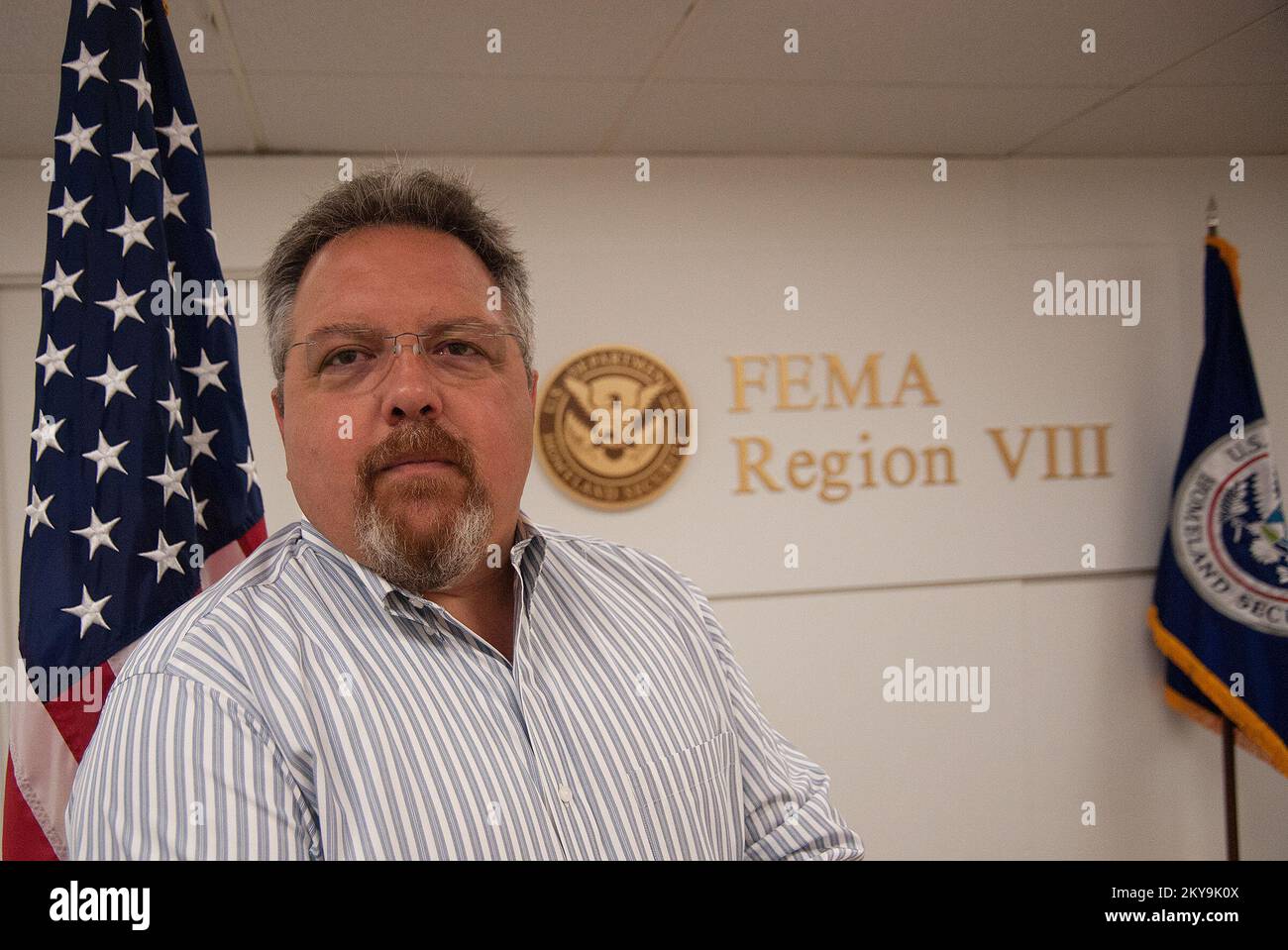 Denver ESF-13 Feldkoordinator Alan Colon im Regionalbüro. Fotos zu Katastrophen- und Notfallmanagementprogrammen, Aktivitäten und Beamten Stockfoto