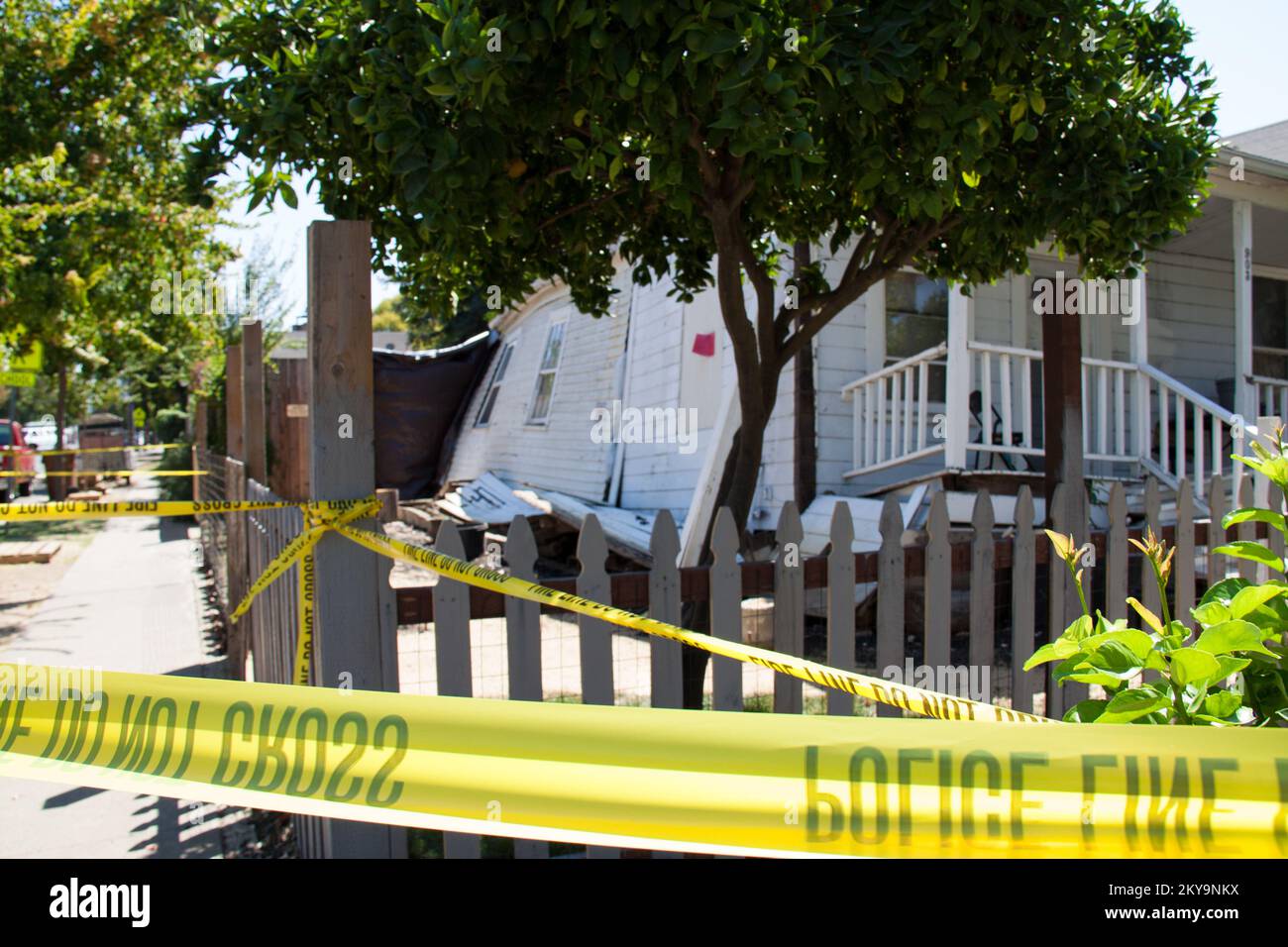 Umgeben von gelbem Warnband, wurde dieses Haus schwer beschädigt durch ein Erdbeben der Stärke 6,0, das die Stadt Napa am 24.. August 2014 um 3:20AM Uhr erschütterte. Erdbeben In Kalifornien. Fotos zu Katastrophen- und Notfallmanagementprogrammen, Aktivitäten und Beamten Stockfoto