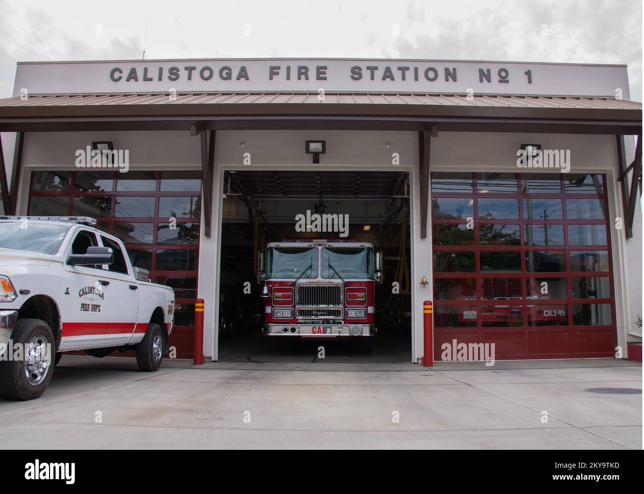 Napa, Kalifornien, 29. August 2014 die Feuerwache in Calistoga, Kalifornien, erhielt von den Bauinspektoren einen Gesundheitsnachweis, nachdem die Region am 24. August 2014 von einer 6,0-Größenordnung erschüttert wurde. Vor einigen Jahren wurde das Gebäude mit Hilfe eines Zuschusses der FEMA zur Abwehr von Erdbeben nachgerüstet, um die Widerstandsfähigkeit gegenüber zukünftigen Erdbeben zu verbessern. Fotos zu Katastrophen- und Notfallmanagementprogrammen, Aktivitäten und Beamten Stockfoto