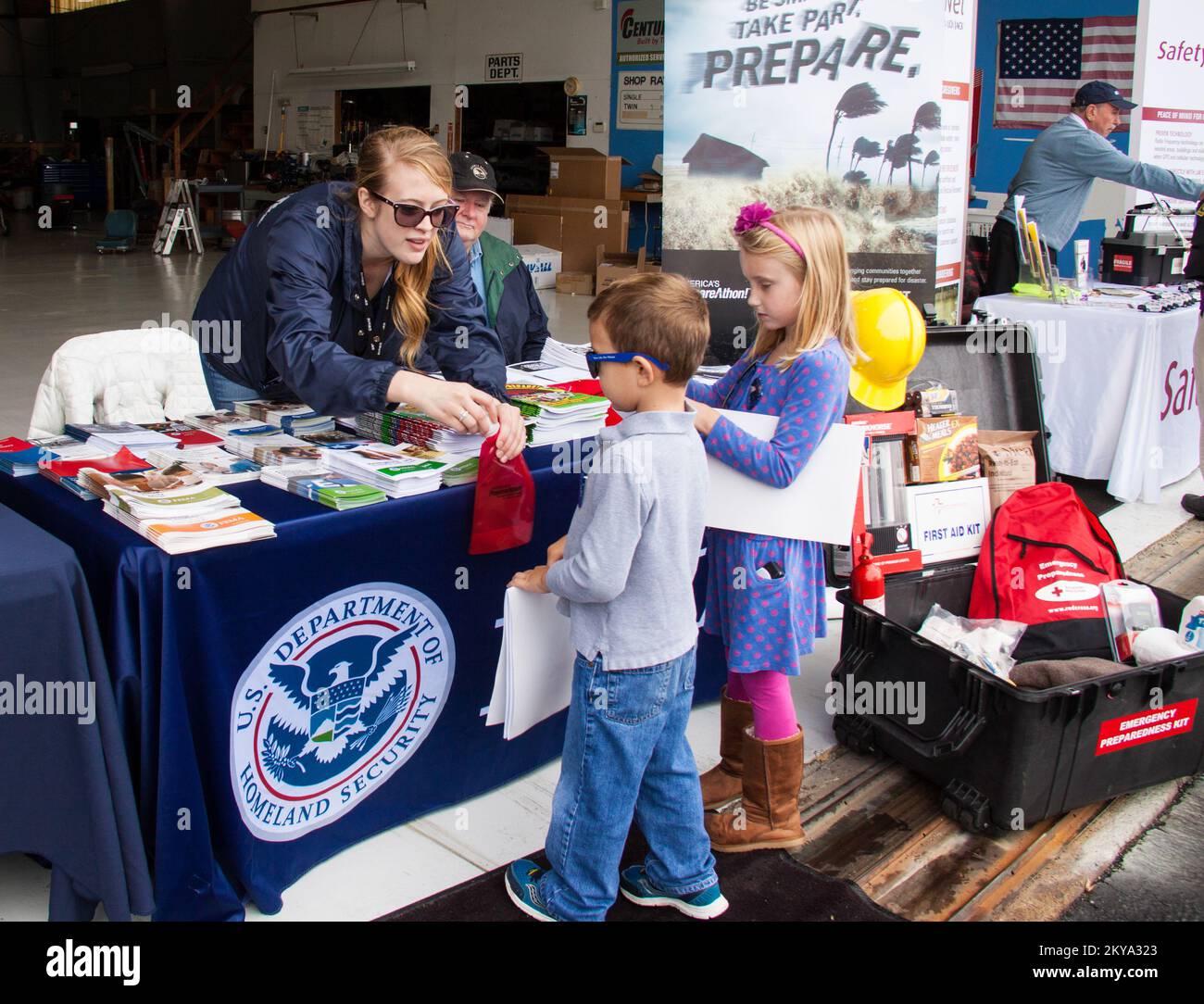 Emily Miller, die Mitarbeiterin der FEMA-Region 1, vergibt an Marshfield's Annual Safety Day Vorbereitungsgeschenke für Kinder, die am 4.. Oktober am Flughafen Marshfield unterstützt wurden. Öffentliche Sicherheit und Notfall Management Agenturen auf lokaler, bundesstaatlicher und bundesstaatlicher Ebene wurden von regionalen Eigentümerfirmen, dem State Department of Transportation, der Küstenwache, der Nationalgarde, Civil Air Patrol und anderen für einen Tag der Sicherheitserziehung, überwältigende Ausrüstung, und BBQ... Fotos zu Katastrophen- und Notfallmanagementprogrammen, Aktivitäten und Beamten Stockfoto