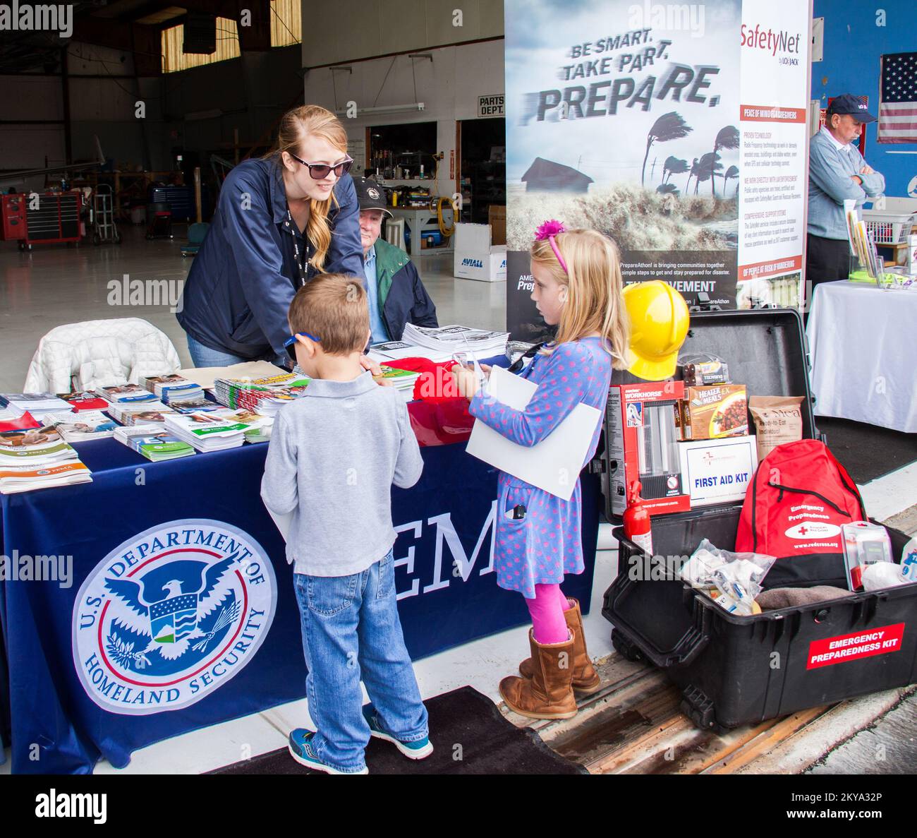 Emily Miller, die Mitarbeiterin der FEMA-Region 1, vergibt an Marshfield's Annual Safety Day Vorbereitungsgeschenke für Kinder, die am 4.. Oktober am Flughafen Marshfield unterstützt wurden. Öffentliche Sicherheit und Notfall Management Agenturen auf lokaler, bundesstaatlicher und bundesstaatlicher Ebene wurden von regionalen Eigentümerfirmen, dem State Department of Transportation, der Küstenwache, der Nationalgarde, Civil Air Patrol und anderen für einen Tag der Sicherheitserziehung, überwältigende Ausrüstung, und BBQ... Fotos zu Katastrophen- und Notfallmanagementprogrammen, Aktivitäten und Beamten Stockfoto