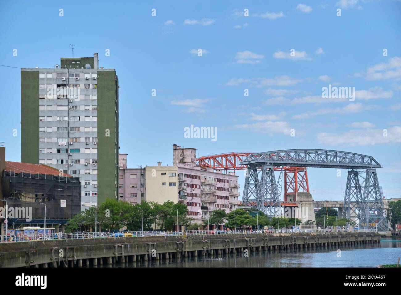 21. Dezember 2021, Buenos Aires, Argentinien: Blick auf das Viertel La Boca einschließlich der historischen Transbordador Nicolas Avellaneda-Brücke über dem Riachuelo. Stockfoto