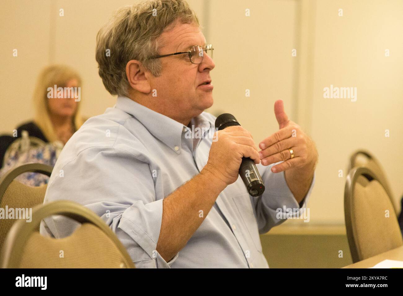 Clinton Township, MI, 9. Oktober 2014 - Doug Haag, Finanzdirektor, City of St. Clair Shores, Michigan (Macomb County) stellt eine Frage bei einem FEMA Public Assistance Applicant' Briefing im Macomb Intermediate School District in Clinton Township als Reaktion auf schwere Stürme und Überschwemmungen vom 11. Bis 13. August 2014, die die Michigan Counties Wayne, Oakland und Macomb negativ beeinflussten. Die FEMA unterstützt lokale und staatliche Regierungen und Stammeseinheiten bei ihren Bemühungen, sich von Naturkatastrophen zu erholen. Schwere Stürme und Überschwemmungen in Michigan. Fotografien zu Katastrophen und Notfallmanagement PR Stockfoto