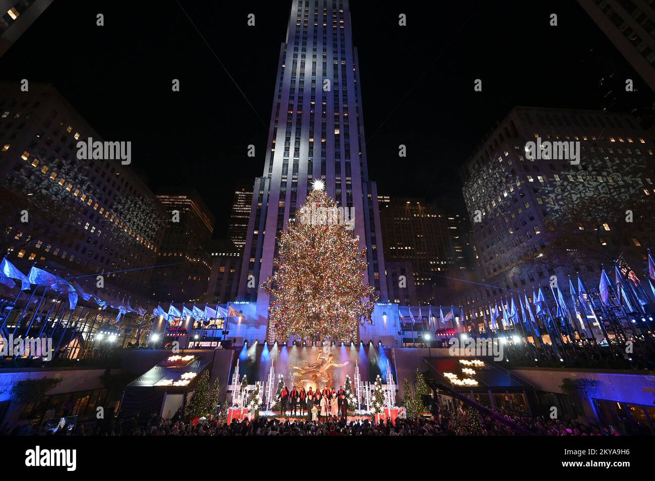 Das Rockefeller Center Christmas Stars wird bei der jährlichen Weihnachtszeremonie des Rockefeller Center 90. am 30. November 2022 beleuchtet. (Foto: Anthony Behar/Sipa USA) Stockfoto
