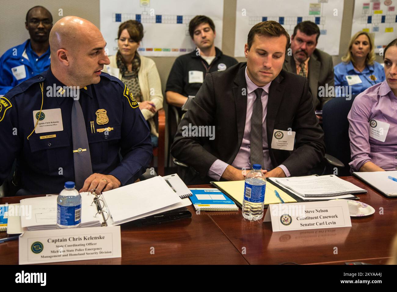 Warren, MI, 15. Oktober 2014 - Hauptmann Chris A. Kelenske, stellvertretender Staatspolizeidirektor und Koordinationsbüro des Staates Michigan, spricht mit Steve Nelson und Melanie Flynn (rechts), konstituierende Helfer von Senator Carl Levin, Und andere Kongressführer von Michigan und ihre Helfer bei einem Congressional Briefing im Joint Field Office (JFO) für DR-4195 in Warren, Michigan, nach den schweren Stürmen und Überschwemmungen vom 11. Bis 13. August 2014, die die Michigan Grafschaften Wayne, Oakland und Macomb negativ beeinflussten. Die FEMA unterstützt lokale und staatliche Regierungen und Stammeseinheiten bei ihren Bemühungen Stockfoto