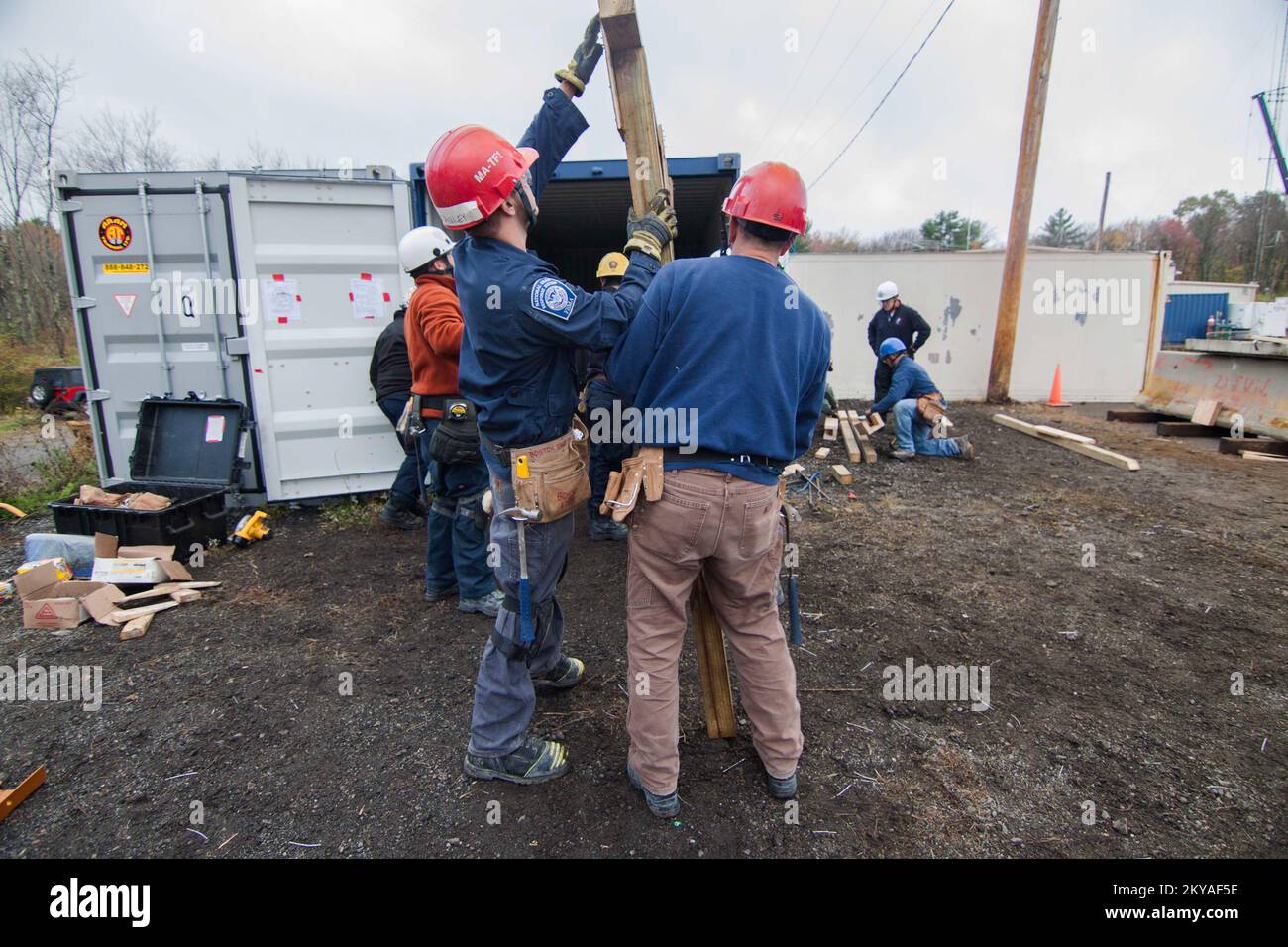 Diese MA-TF1-Mitglieder müssen wissen, wie sie sich vor Schaden schützen können, wenn sie nach Überlebenden in instabilen oder kollabierenden Strukturen suchen. Hier üben sie als Kunst eines 80-stündigen Trainingskurses zum strukturellen Kollaps, wie man Trümmer schützt und verhindert, dass sie auf Rettungskräfte fallen... Fotos zu Katastrophen- und Notfallmanagementprogrammen, Aktivitäten und Beamten Stockfoto