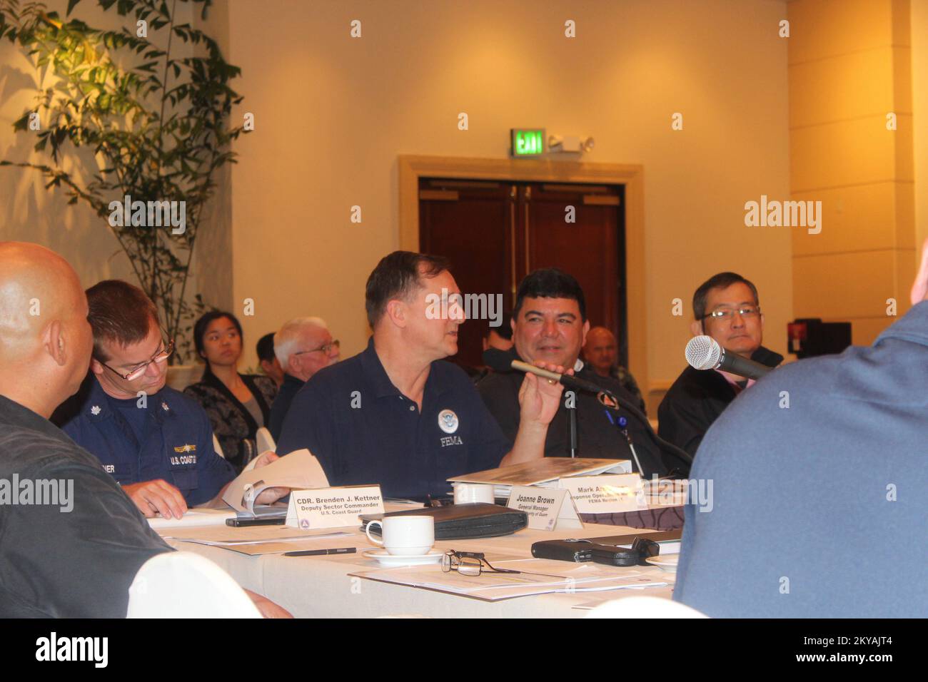 Mark Armstrong, Operations Manager der Region IX, gibt einen Beitrag zum Senior Leaders' Seminar in Guam. Mark Armstrong, Operations Manager der Region IX, gibt Anregungen beim Senior Leaders&rsquo;-Seminar in Guam. Fotos zu Katastrophen- und Notfallmanagementprogrammen, Aktivitäten und Beamten Stockfoto