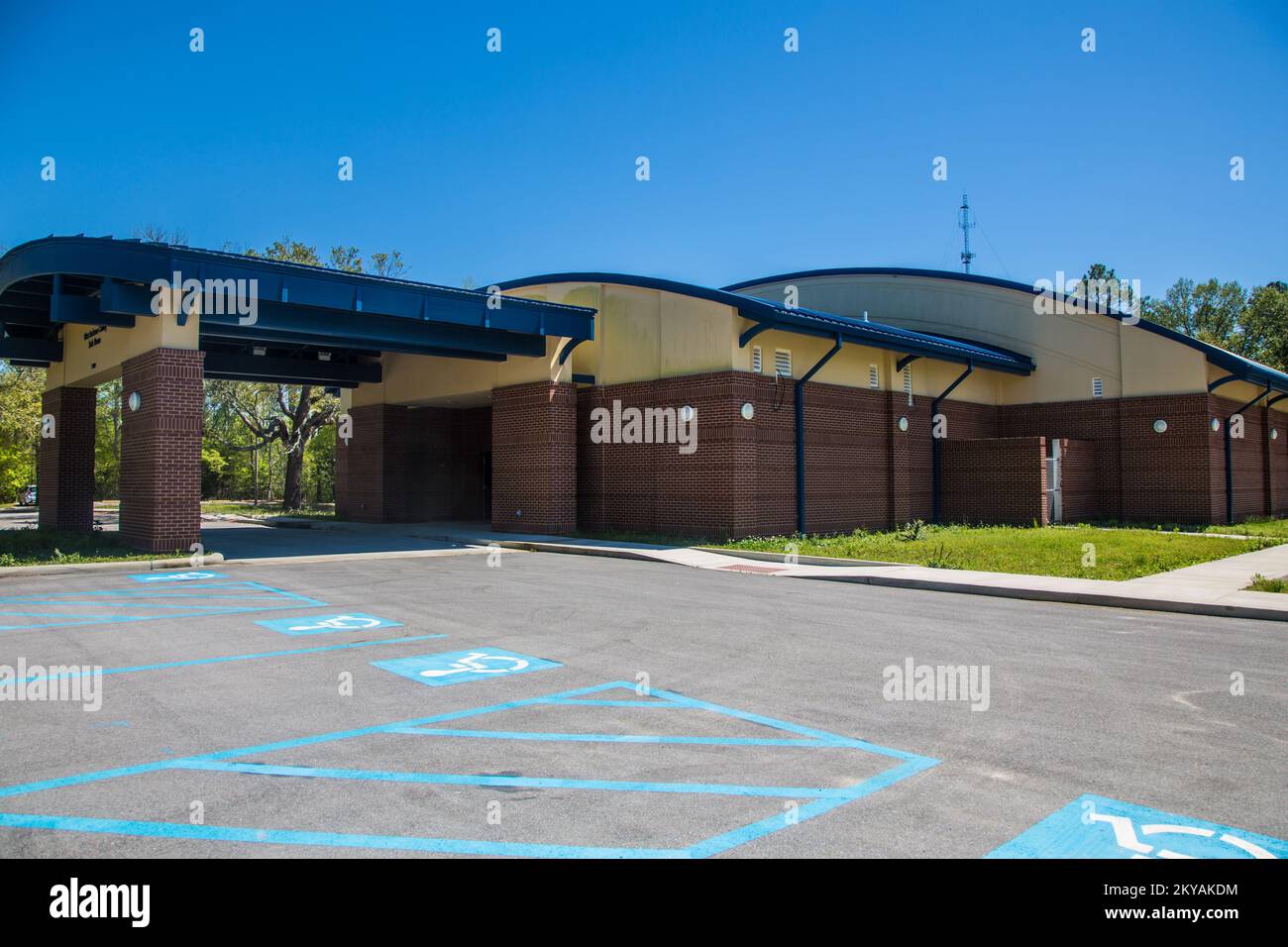 Ocean Springs, MS, 27. März 2015 - Außenaufnahme des Sicherheitsraums der West Jackson County Community, Ocean Springs, Mississippi. Als Kunst der Mississippi Post-Katrina Safe Room Initiative wurde der West Jackson County Safe Room mit finanzieller Unterstützung des FEMA Hazard Mitigation Grant Program (HMGP) errichtet. Hurrikan Katrina, Mississippi. Fotos zu Katastrophen- und Notfallmanagementprogrammen, Aktivitäten und Beamten Stockfoto