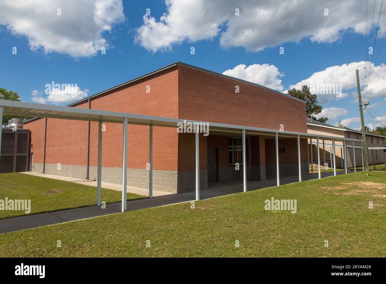 Perkinston, MS, 30. März 2015 - Außenaufnahme des Sicherheitsraums der Perkinston Grundschule, Perkinston, Mississippi. Als Kunst der Mississippi Post-Katrina Safe Room Initiative wurde der Perkinston Elementary School Community Safe Room mit finanzieller Unterstützung des FEMA Hazard Mitigation Grant Program (HMGP) errichtet. Hurrikan Katrina, Mississippi. Fotos zu Katastrophen- und Notfallmanagementprogrammen, Aktivitäten und Beamten Stockfoto