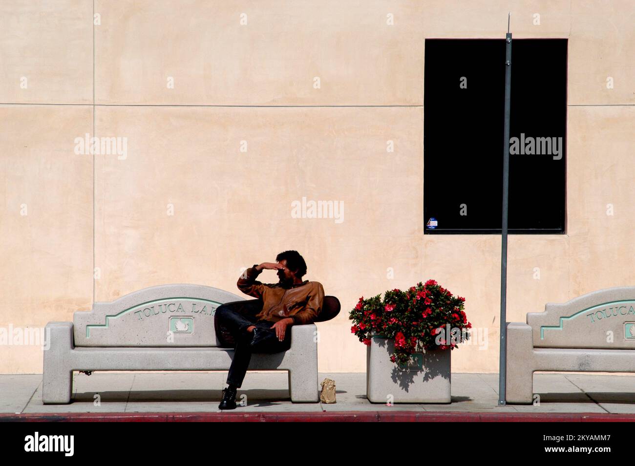 USA, California, Toluca Lake, Mann warten auf einen Bus Stockfoto