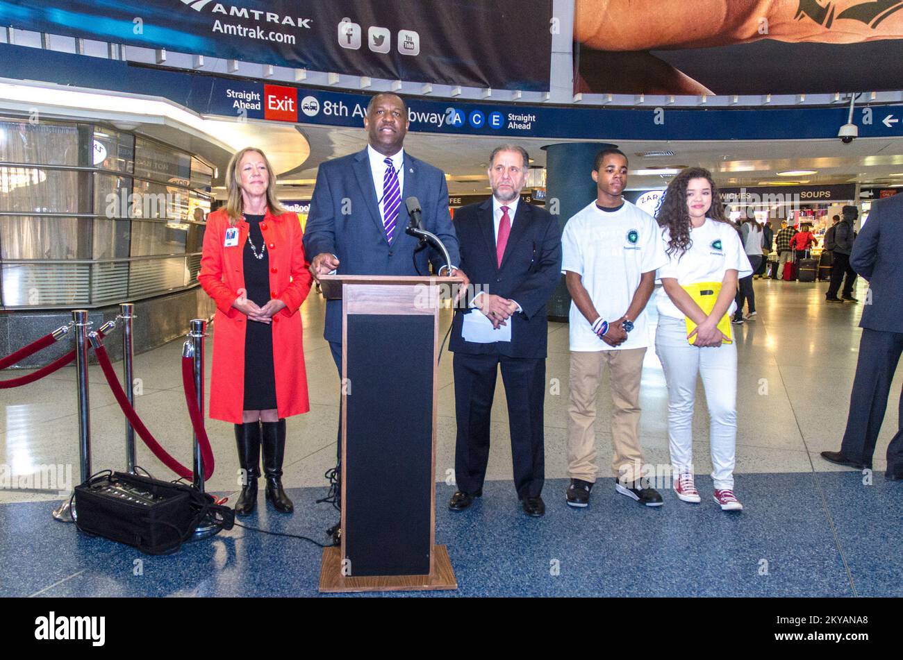 New York, New York, New York, Aril 30, 2015 FEMA Region II Administrator Jerome Hatfield (2. von links), NYC Emergency Management Commissioner Joseph Esposito (3. von links) und Amtrak Vice President of Emergency Management Susan Reinsertion (links) schließen sich Notfallvorsorgeorganisationen an der Penn Station als Art von Amerikas PrepareAthon an! Die Basiskampagne soll das Bewusstsein der Gemeinschaft schärfen und die Menschen dazu ermutigen, sich vorzubereiten. Studierende der Urban Assembly School of Emergency Management, Hassan Absolam und Melanie Polanco nahmen ebenfalls Teil. K.C. Wilsey FEMA. New York Hurrikan Stockfoto