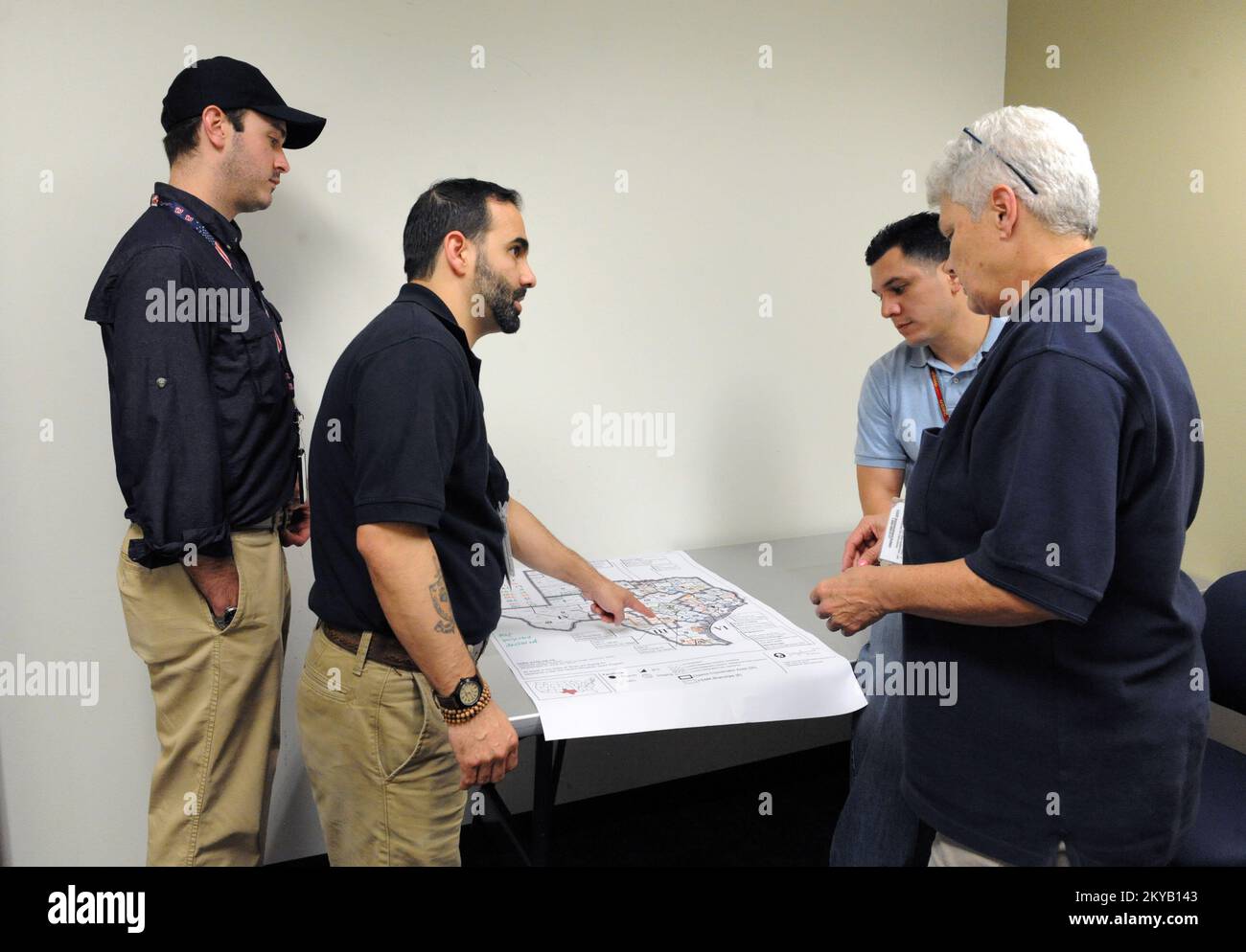 Austin, TX, USA 23. Juni 2015 FEMA-Mitarbeiter arbeiten in einem Joint Field Office, das sich mit der Organisation von Disaster Recovery Operations im Bundesstaat beschäftigt. Einwohner, die von den jüngsten Überschwemmungen betroffen sind, sollten sich unter der Nummer 1-800-621-3362 (FEMA) oder TTY: 1-800-462-7585 oder online unter www.disastperassistance.gov oder m.fema.gov mit einem intelligenten Hone registrieren. Jocelyn. Austin, TX, USA--23. Juni 2015--FEMA-Mitarbeiter arbeiten in einer Joint Field Office, die eingerichtet wurde, um Disaster Recovery-Operationen im Bundesstaat zu koordinieren. Fotos zu Katastrophen und Notfallmanagementprogrammen, Activiti Stockfoto