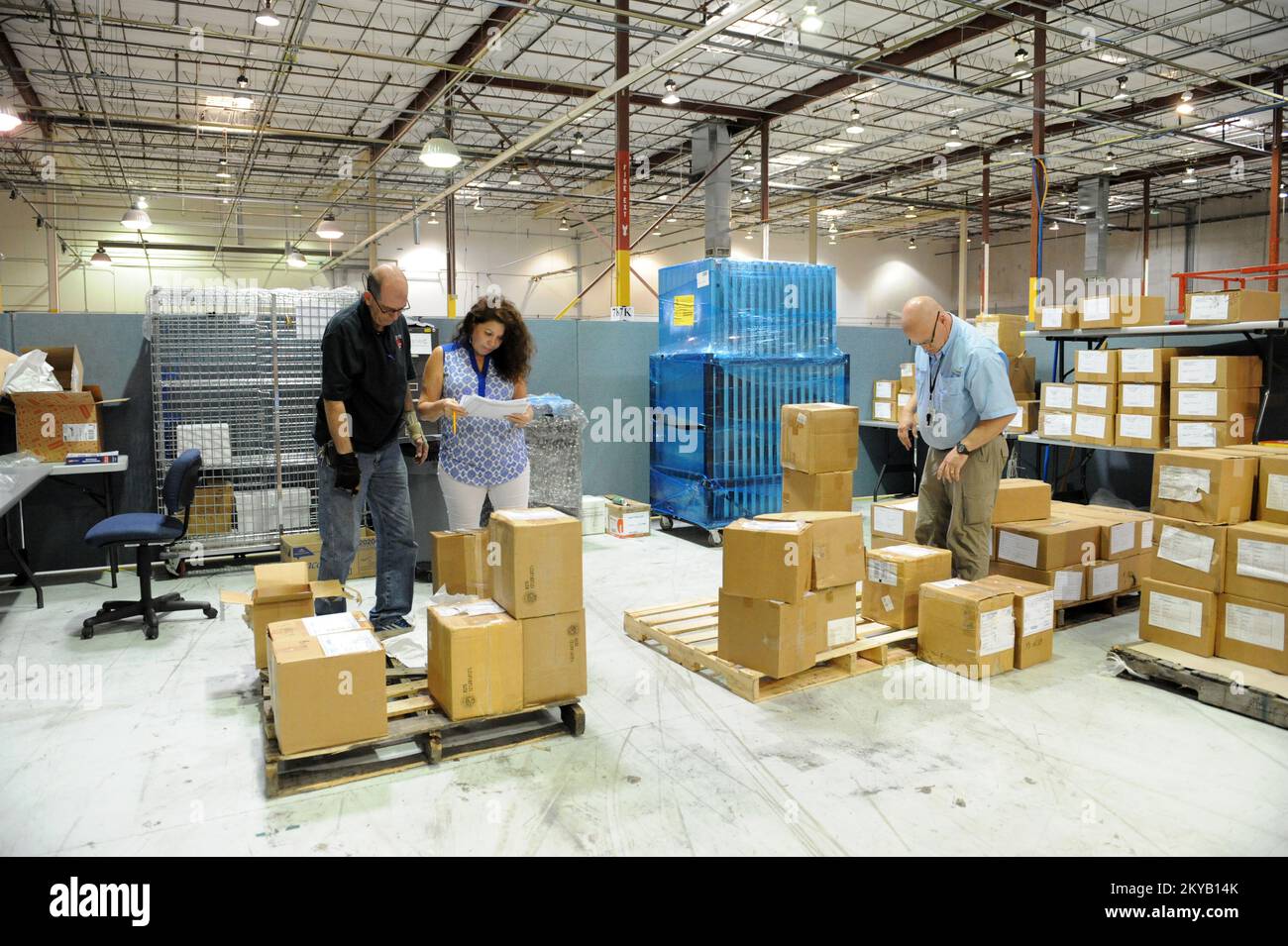 Austin, TX, USA 23. Juni 2015 die FEMA-Empfangs- und Vertriebsspezialisten arbeiten im FEMA Joint Field Office und haben sich für die Koordination von Disaster Recovery Operations im Bundesstaat eingesetzt. Einwohner, die von den jüngsten Überschwemmungen betroffen sind, sollten sich unter der Nummer 1-800-621-3362 (FEMA) oder TTY: 1-800-462-7585 oder online unter www.disastperassistance.gov oder m.fema.gov mit einem intelligenten Hone registrieren. Jocelyn. Austin, TX, USA--23. Juni 2015--FEMA Empfangs- und Vertriebsspezialisten arbeiten in der FEMA Joint Field Office, die eingerichtet wurde, um Disaster Recovery-Operationen im Bundesstaat zu koordinieren. Foto Stockfoto