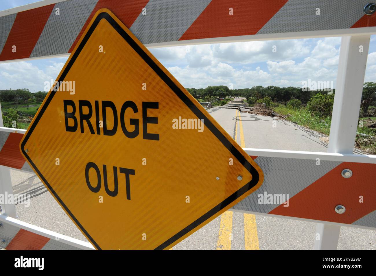 Wimberley, TX, USA 26. Juni 2015 Ein Schild Signalisiert, dass die Brücke auf der Fisher Store Road aufgrund der jüngsten Stürme und Überschwemmungen geschlossen ist. Einwohner, die von den jüngsten Überschwemmungen betroffen sind, können sich unter der Nummer 1-800-621-3362 (FEMA), TTY 1-800-462-7585, für Katastrophenhilfe registrieren oder Informationen zu ihrem Antrag erhalten. Jocelyn. Wimberley, TX, USA--26. Juni 2015--Ein Schild signalisiert, dass die Brücke auf der Fisher Store Road wegen der jüngsten Stürme und Überschwemmungen geschlossen ist. Fotos zu Katastrophen- und Notfallmanagementprogrammen, Aktivitäten und Beamten Stockfoto