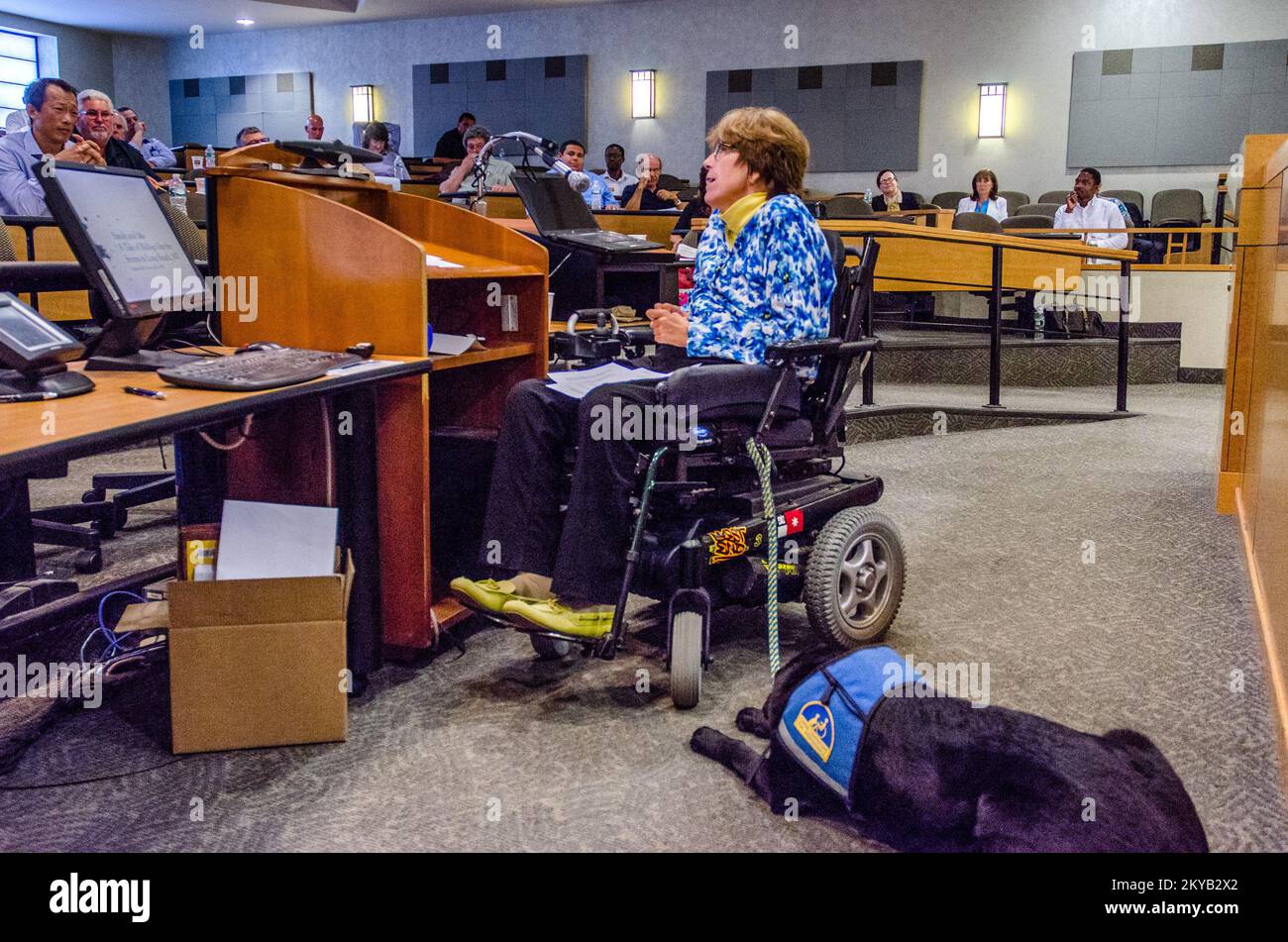 Hempstead, New York, 28. Juli 2015-FEMA, Nassau County und Hofstra Law School veranstalten einen Workshop zum Thema Wohnungsbau und Barrierefreiheit im Law Center der Universität, um Bauunternehmer, Architekten und Designer darüber zu informieren, wie wichtig es ist, bei der Rekonstruktion oder dem Bau neuer Strukturen behinderte Hauseigentümer zu berücksichtigen. Die in Long Beach wohnhafte Liz TRESTON, ein Mitglied der Behindertengemeinschaft, gibt Einblicke in ihre Erfahrungen mit dem Hurrikan Sandy. K.C. Wilsey FEMA. New York Hurrikan Sandy. Fotos zu Katastrophen- und Notfallmanagementprogrammen, Aktivitäten und Beamten Stockfoto