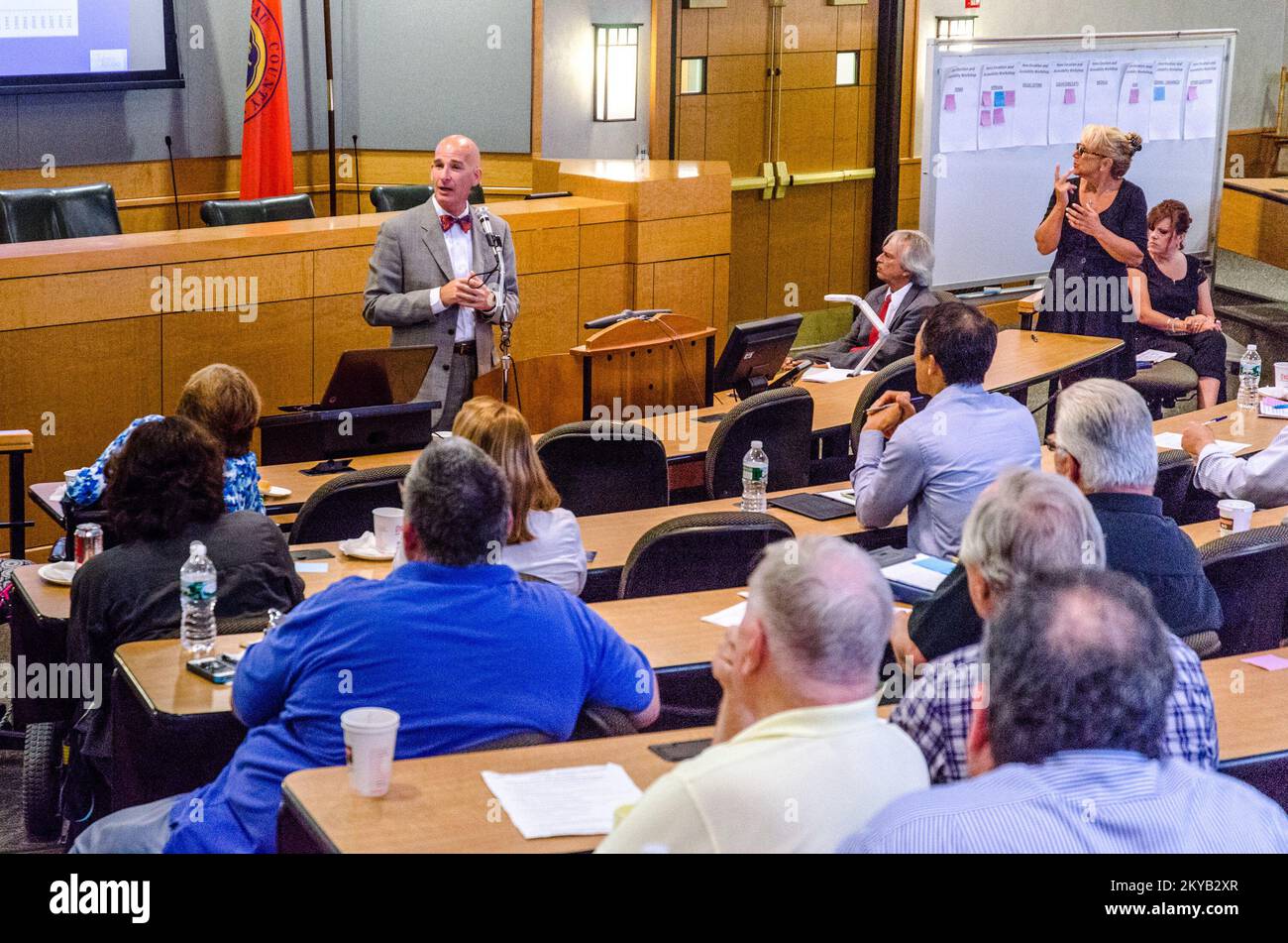 Hempstead, New York, 28. Juli 2015-FEMA, Nassau County und Hofstra Law School veranstalten einen Workshop zum Thema Wohnungsbau und Barrierefreiheit im Law Center der Universität, um Bauunternehmer, Architekten und Designer darüber zu informieren, wie wichtig es ist, bei der Rekonstruktion oder dem Bau neuer Strukturen behinderte Hauseigentümer zu berücksichtigen. Brian Baper, Executive Director von The Elevated Studio, spricht über die Bildungsarbeit für Profis und Konzepte des universellen Designs. K.C. Wilsey FEMA. New York Hurrikan Sandy. Fotos zu Katastrophen- und Notfallmanagementprogrammen, Aktivitäten und Beamten Stockfoto