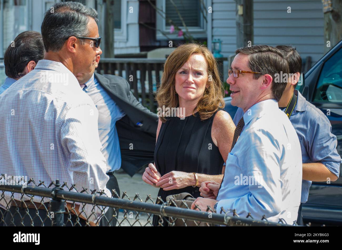 Der NFIP Director ermutigt die Ersthelfer, den Prozess zur Prüfung von Ansprüchen zu starten. New York Hurrikan Sandy. Fotos zu Katastrophen- und Notfallmanagementprogrammen, Aktivitäten und Beamten Stockfoto