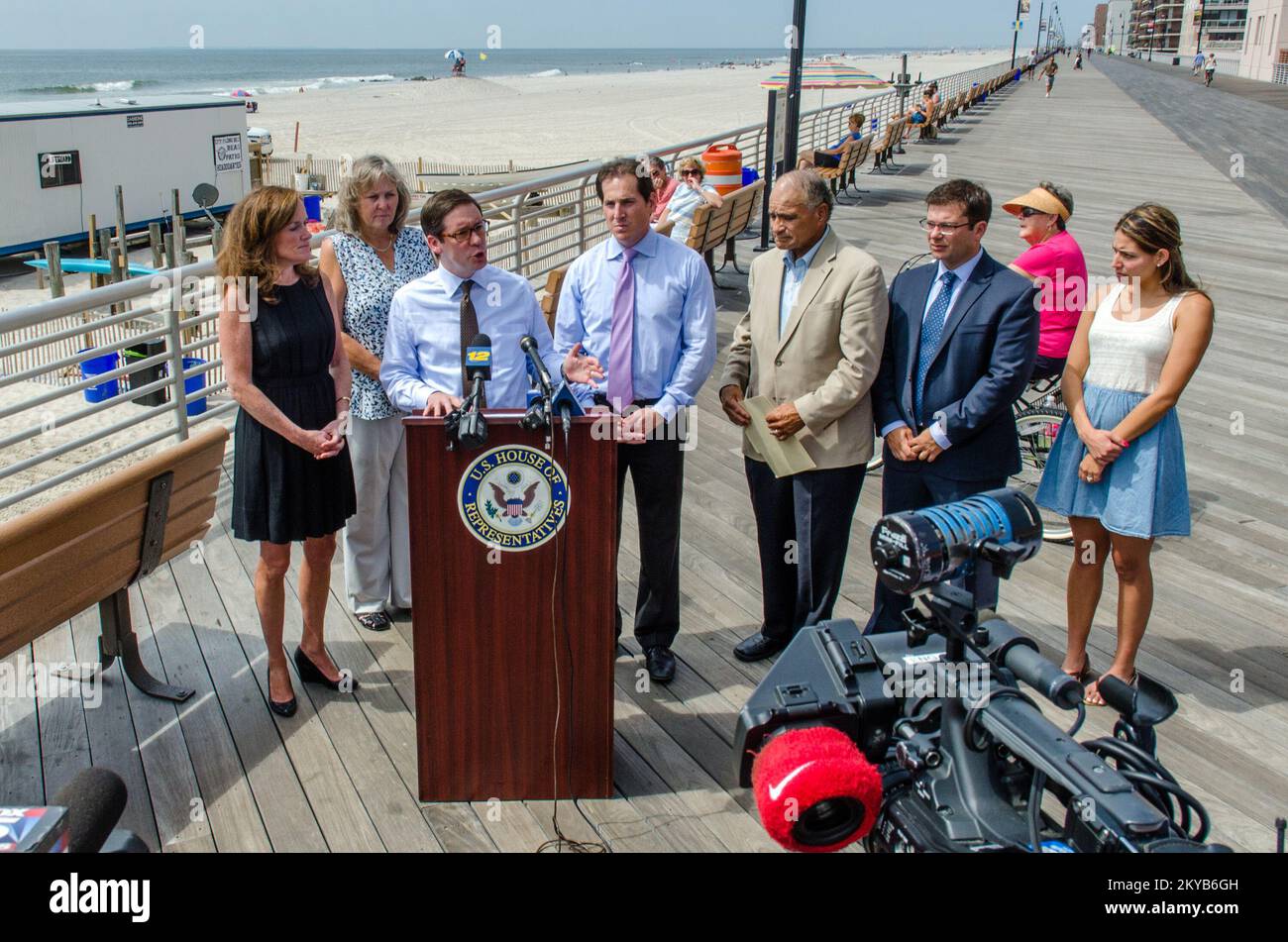 Der NFIP Director ermutigt die Ersthelfer, den Prozess zur Prüfung von Ansprüchen zu starten. New York Hurrikan Sandy. Fotos zu Katastrophen- und Notfallmanagementprogrammen, Aktivitäten und Beamten Stockfoto