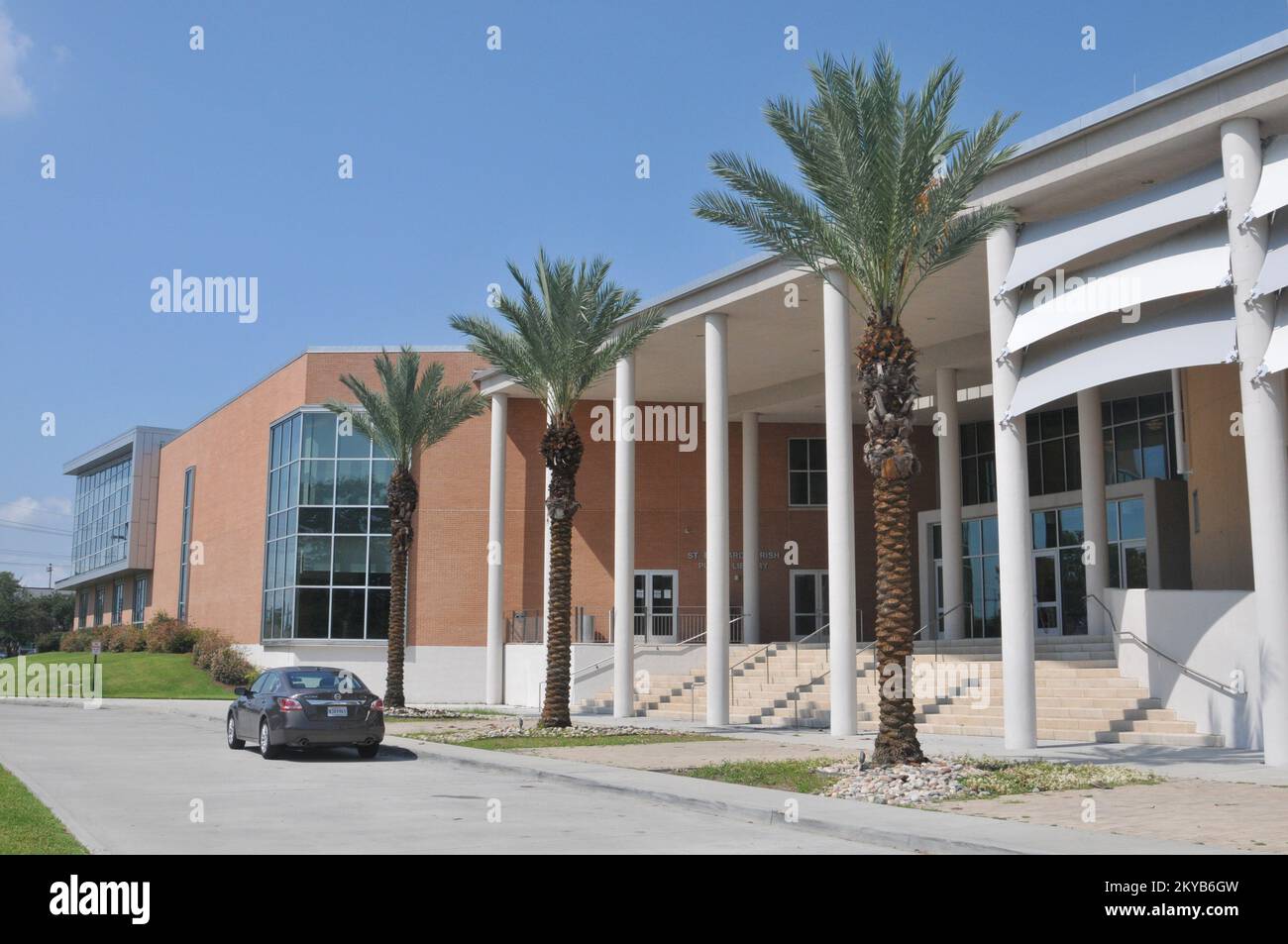 Chalmette, La., 24. August 2015 - der Chalmette High School Lacoste Camus Complex, der 2011 fertiggestellt wurde, umfasst die Chalmette High School 9. Grade Academy, einen Pool in Olympiagröße und ein Zentrum für kulturelle Künste, das ein Tanzstudio, Musik- und Choralstudios, ein Theater mit 420 Sitzplätzen, Und ein Teil des öffentlichen Bibliothekssystems, neben anderen akademischen und sportlichen Einrichtungen. Die Fazilitäten wurden über das FEMA Public Assistance Grant Program, Community Development Block Grants und private Spenden finanziert. Chalmette, La., 24. August 2015 &ndash; The Chalmette High School Lacoste Campus Complex, abgeschlossen in Stockfoto