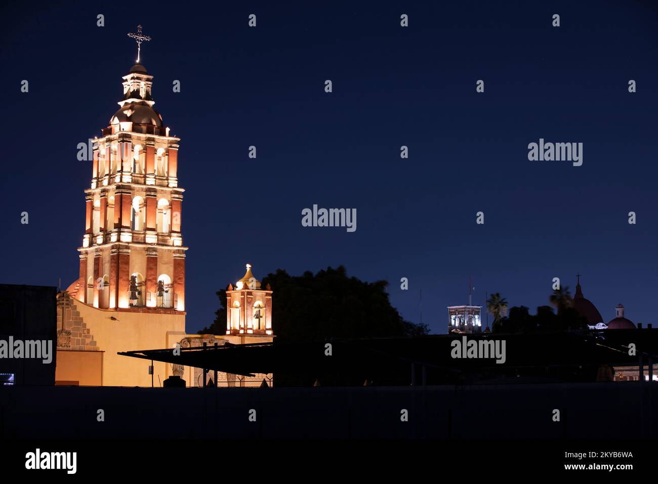 Blick in die Abenddämmerung auf die Kolonialarchitektur und die historische Kirche im Zentrum von Santiago de Querétaro, Mexiko. Stockfoto