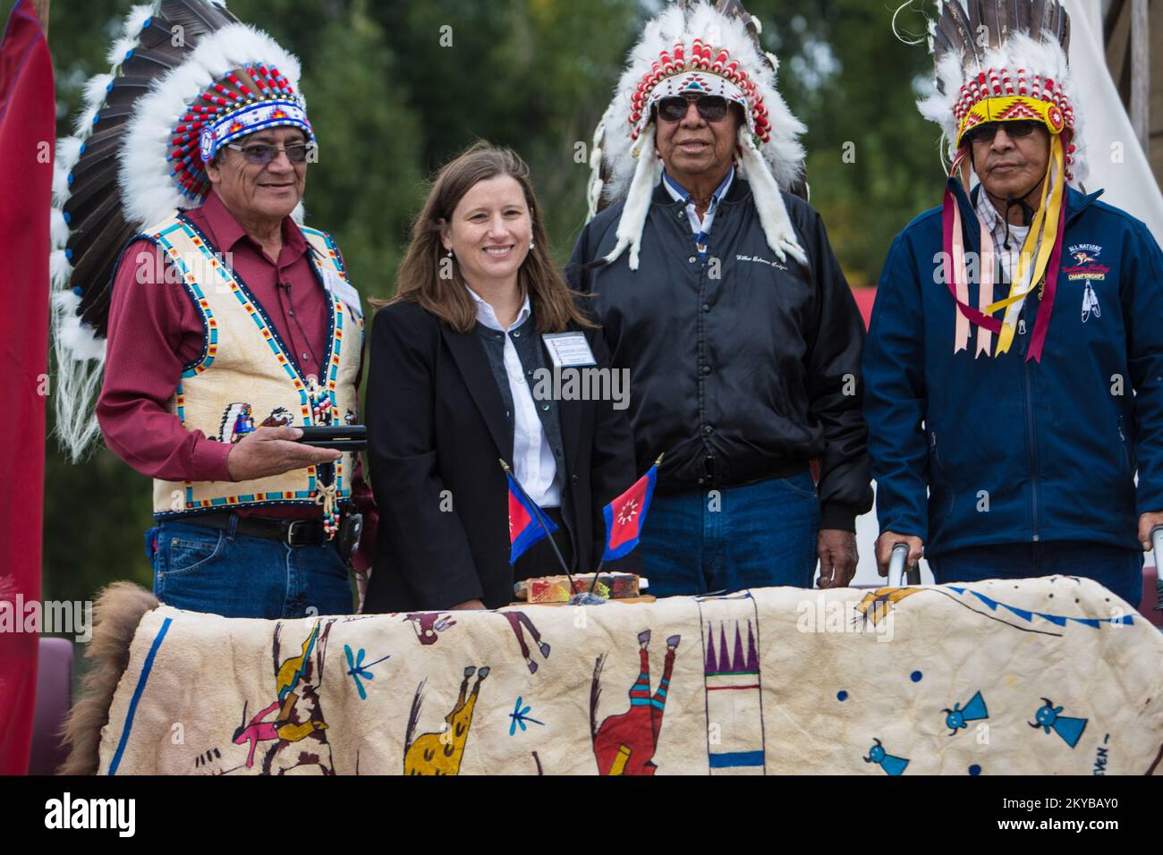 Pine Ridge, SD, 22. September 2015 Unterzeichner des Stammesabkommens