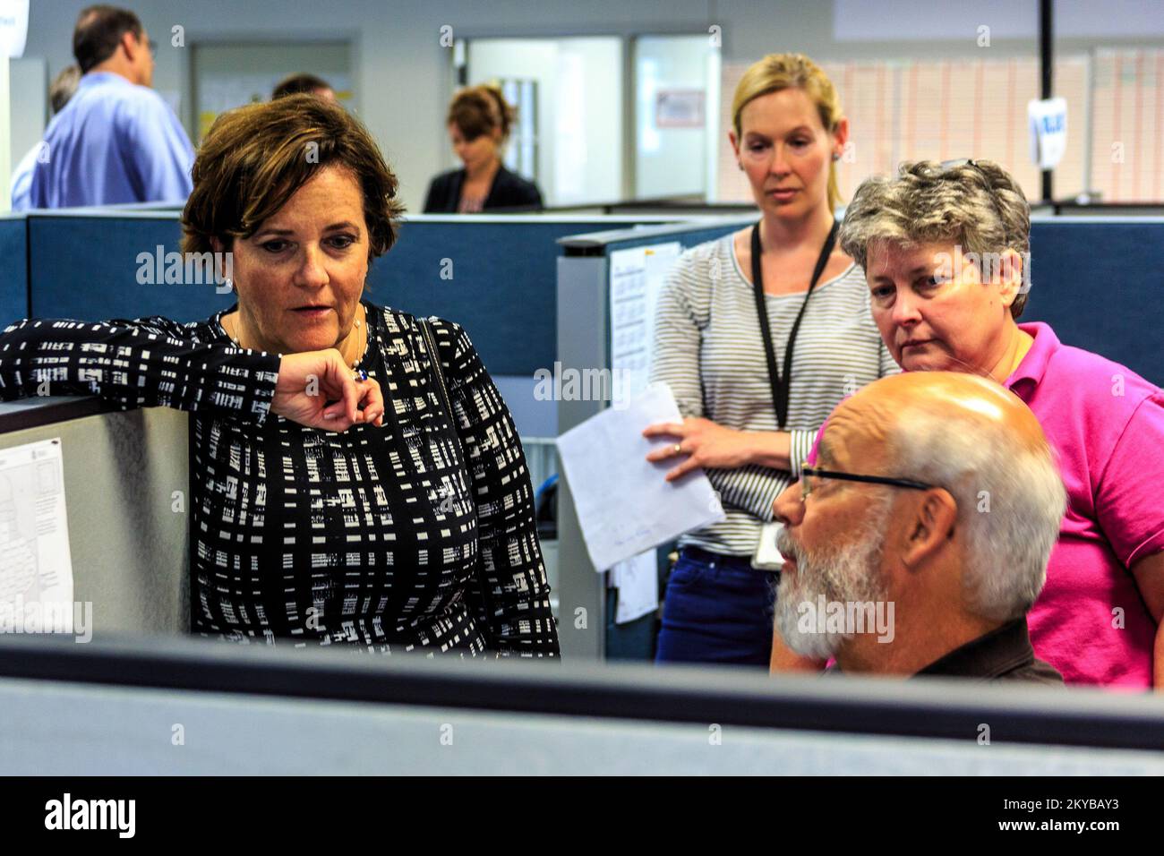 Elizabeth Zimmerman besucht die örtliche Außenstelle in Iowa. Schwere Stürme in Iowa, Tornados, Stürme und Überschwemmungen. Fotos zu Katastrophen- und Notfallmanagementprogrammen, Aktivitäten und Beamten Stockfoto