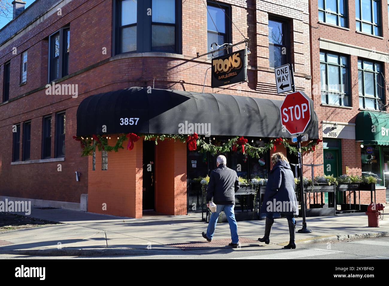 Chicago, Illinois, USA. Ein Eckrestaurant und eine Bar im Stadtviertel Lake View. Stockfoto