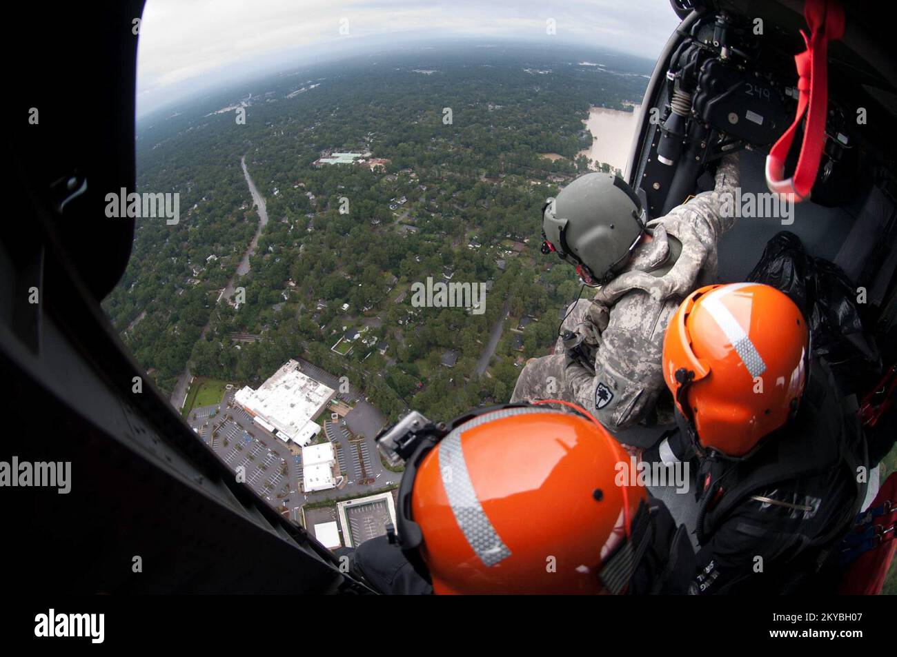 South Carolina National Guard UH-60 Black Hawk SC-hart Teams führen in Zusammenarbeit mit ihren Kollegen von der North Carolina National Guard während der historischen Überschwemmungen am 5. Oktober 2015 Such- und Rettungsaktionen für Bürger über Columbia, S.C., durch. Die Gebiete in den midlands waren von mehr als zwei Fuß Regen betroffen, der viele Teile der Stadt und die umliegenden Gemeinden verwüstete. (USA Army National Guard Foto von Staff Sgt. Roberto Di Giovine/Released). Die South Carolina National Guard UH-60 Black Hawk SC-hart Teams treten in Zusammenarbeit mit ihren Kollegen von der North Carolina National Guard auf Stockfoto