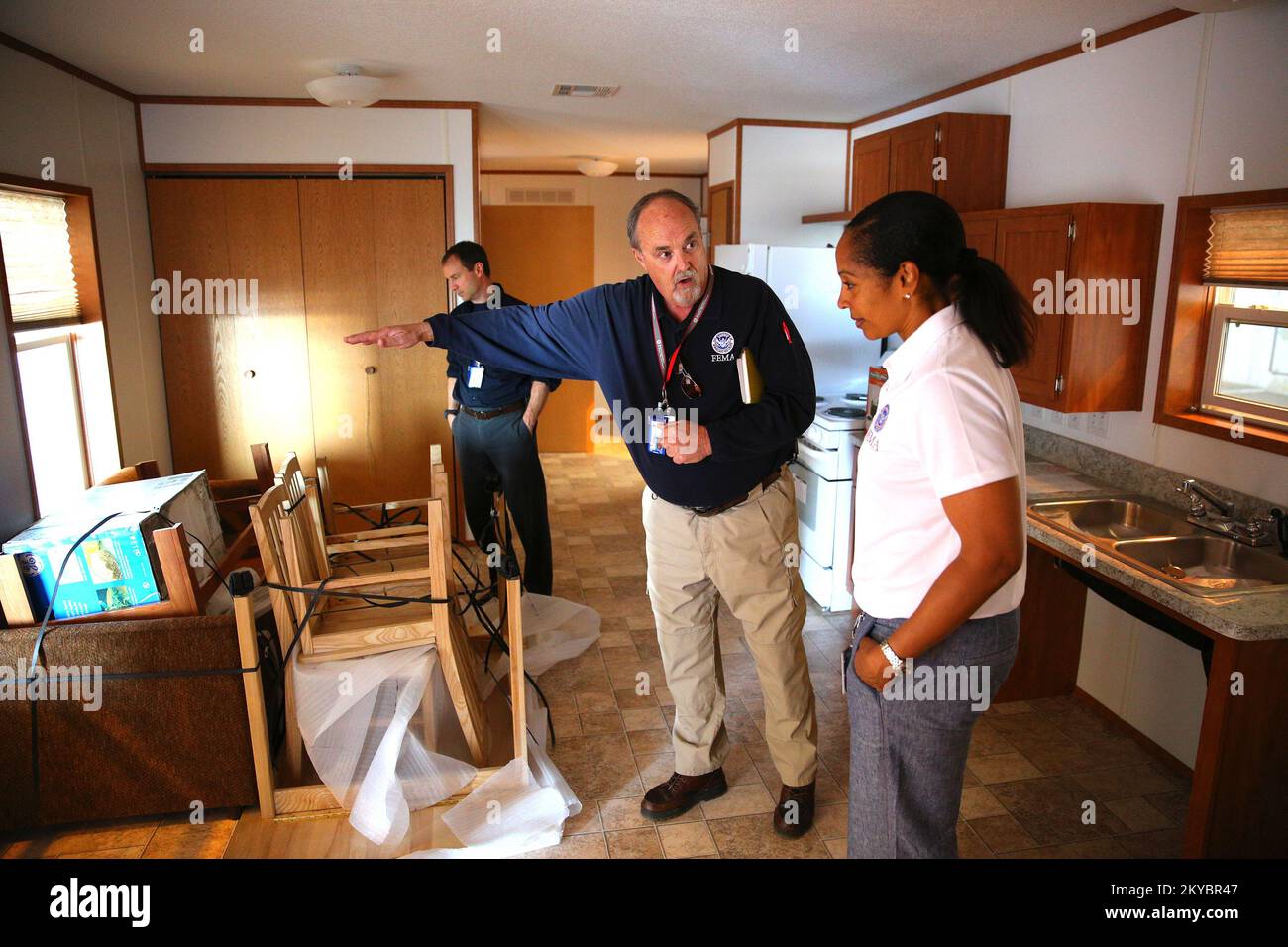 Mark Ackerman (C), FEMA Logistics Supervisor, erklärt dem stellvertretenden regionalen Administrator, FEMA Region IX Ahsha Tribble, Ph.D. (R) zu den technischen Besonderheiten der gefertigten Gehäuseeinheiten. Die FEMA stellt vorübergehend hergestellte Wohneinheiten für diejenigen Personen bereit, die von den katastrophalen Waldbränden betroffen sind. California Valley Fire und Butte Fire. Fotos zu Katastrophen- und Notfallmanagementprogrammen, Aktivitäten und Beamten Stockfoto