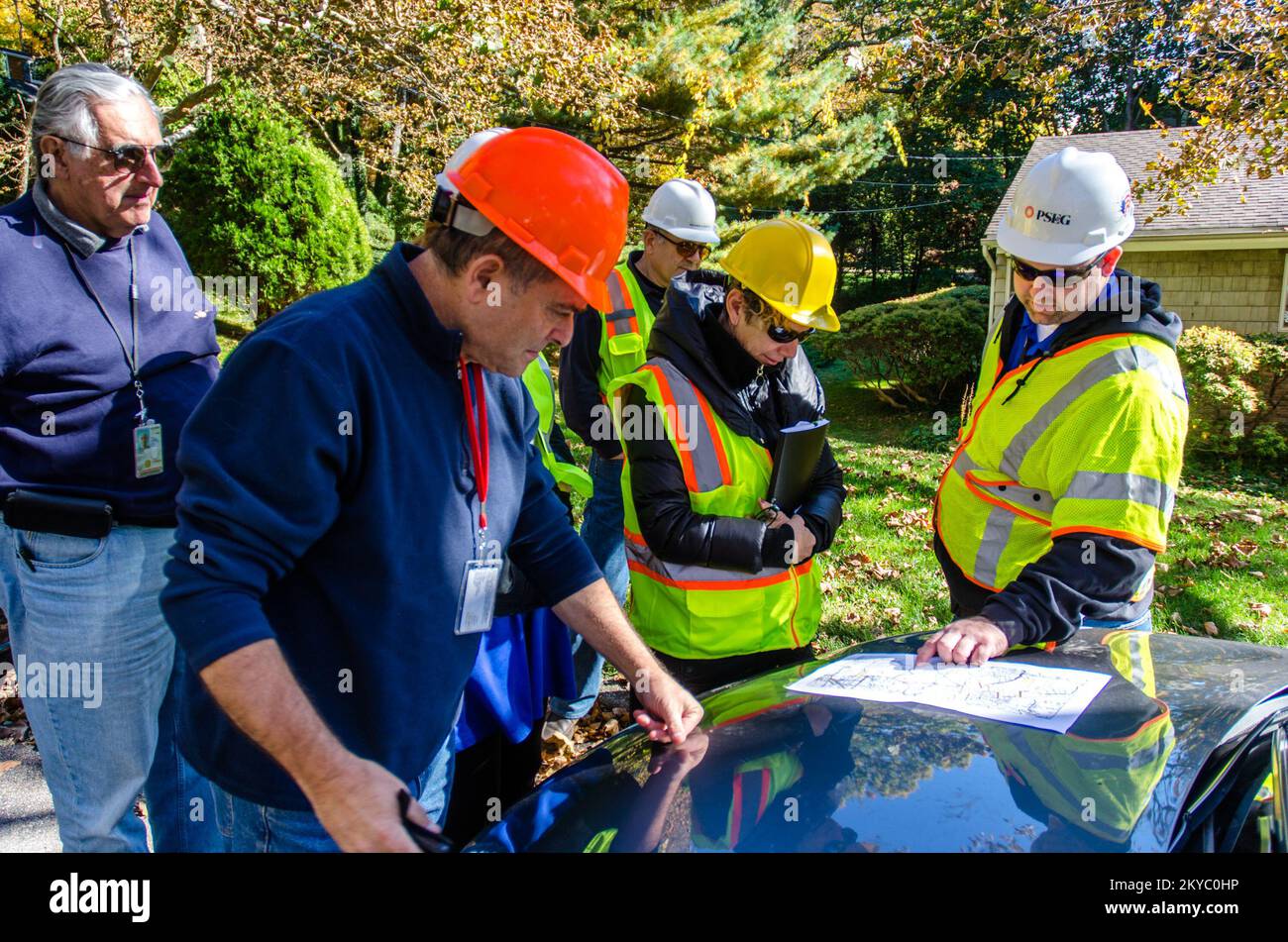 FEMA Public Assistance (PA) und Mitigation Specialists bei einem Standortbesuch mit Vertretern der Long Island Power Authority (LIPA) überprüfen Verbesserungen des Systems gemäß den Richtlinien der FEMA Storm Hardening Initiative. Die Finanzhilfeprogramme der FEMA für PA und Mitigation unterstützen staatliche, Stammes- und lokale Regierungen, damit Gemeinden schnell auf Katastrophen größeren Ausmaßes reagieren und sich von ihnen erholen können. FEMA-Spezialisten von links nach rechts: John Lyons (mit), Jake Gruber (Task Force Leader) und Nancy Pogensky (mit). New York Hurrikan Sandy. Fotografien zu Katastrophen und Notfallmanagement Stockfoto