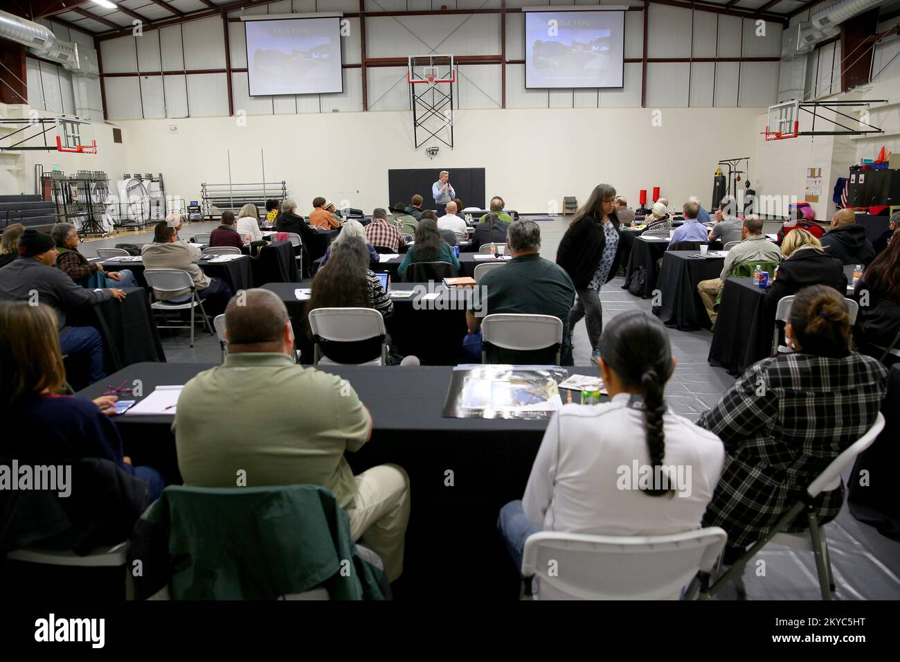 Die Shingle Springs Band of Miwok Indians war Gastgeber des California Tribal Historic Preservation Officers State Historic Preservation Summit. Zu den Themen zählten der Erhalt kultureller Ressourcen der Stämme, Katastrophenabwehrprogramme und Klimawandel. Dr. Alessandro Amaglio, FEMA Region IX Environmental Officer(C), spricht über ökologische und historische Reservate beim California Tribal Historic Preservation Officers - State Historic Preservation Officers Summit. Der diesjährige Gipfel konzentriert sich auf die Vernetzung und bereitet gleichzeitig den Schutz natürlicher, kultureller, historischer und Stammesressourcen vor Stockfoto