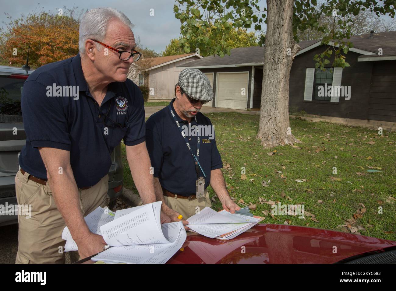 John Snyder und Carlos Zaata, die Mitglieder des FEMA Disaster Survival Assistance Team (DSAT), prüfen die Anschriften der von Überschwemmungen betroffenen Wohnungen. Das Team lieferte Informationen zur Katastrophenhilfe von Tür zu Tür im Viertel Lower Onion Creek, einem Gebiet, das von der Flut am Halloween-Tag betroffen war. Einwohner, die von den jüngsten Überschwemmungen betroffen sind, können sich unter der Nummer 1-800-621-3362 (FEMA), TTY 1-800-462-7585, für Katastrophenhilfe registrieren oder Informationen zu ihrem Antrag erhalten. Schwere Stürme, Tornados, Stürme und Überschwemmungen in Texas. Fotografien zu Katastrophen- und Notfallmanagementprogrammen, aktiv Stockfoto