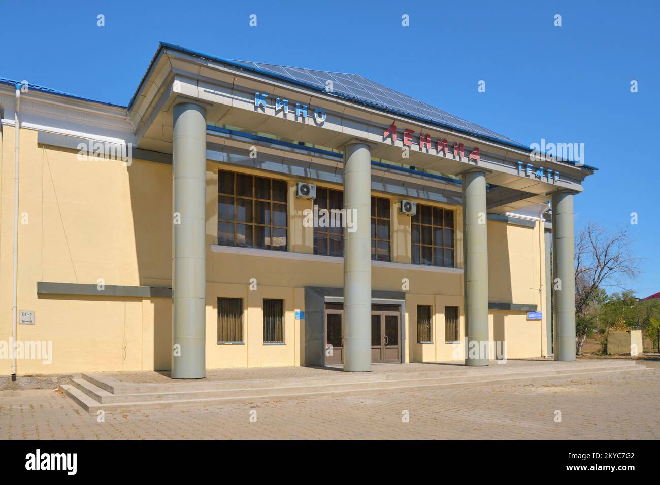 Die Außenfassade des alten, nach Wladimir Lenin benannten Kinos, Films und Kinos aus der Sowjetzeit. In Karaganda, Kasachstan. Stockfoto