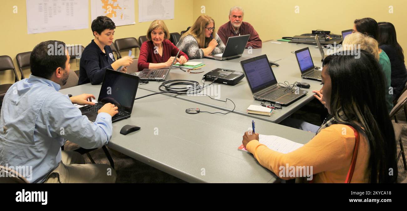 Das Joint Field Office (JFO) in Jefferson City, MO, schult WebEOC für alle FEMA-Mitarbeiter. Das WebEOC stellt wichtige Informationen zur Verfügung, die bei der Wiederherstellung von Katastrophen in Gebieten helfen, die von den Überschwemmungen in der Weihnachtszeit im Dezember 2015 betroffen sind. 29. Januar 2016, Jefferson City, MO – das Joint Field Office (JFO) in Jefferson City, MO, schult WebEOC&nbsp; für alle FEMA-Mitarbeiter. Das WebEOC stellt wichtige Informationen zur Verfügung, die bei der Wiederherstellung von Katastrophen in Gebieten helfen, die von den Überschwemmungen in der Weihnachtszeit im Dezember 2015 betroffen sind. &Nbsp; SPANISCH Enero 29, 2016, Jefferson City, MO - La Oficina de Coordinaci&oacute Stockfoto