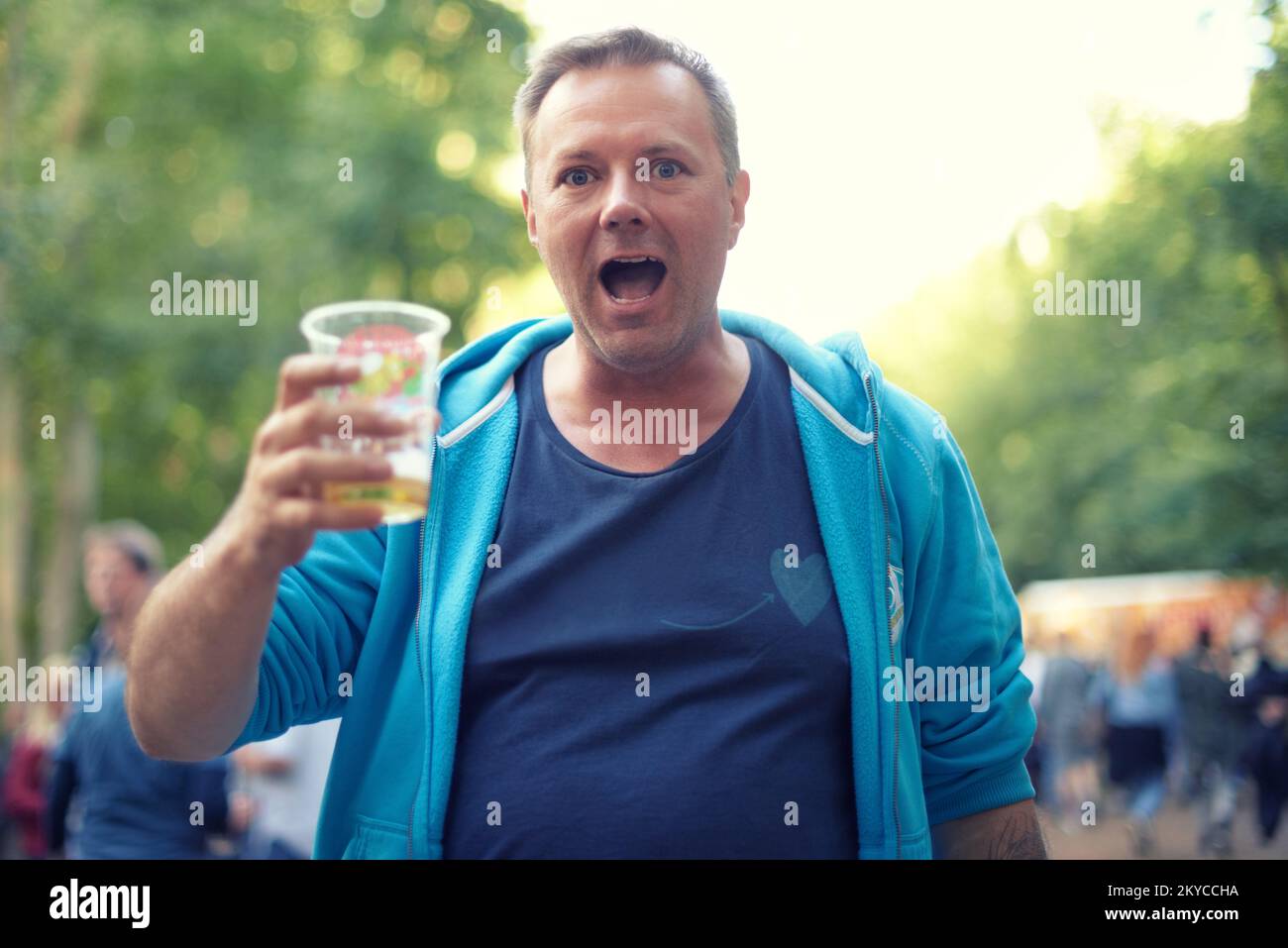 Zeit für das Bierfest. Ein Mann trinkt Bier bei einer Veranstaltung im Freien. Stockfoto