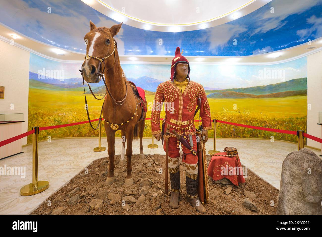 Eine Statue des Symbols Kasachstans, der Goldene Mann mit seinem Pferd. Im Lokalen Geschichtsmuseum in Karaganda, Kasachstan. Stockfoto