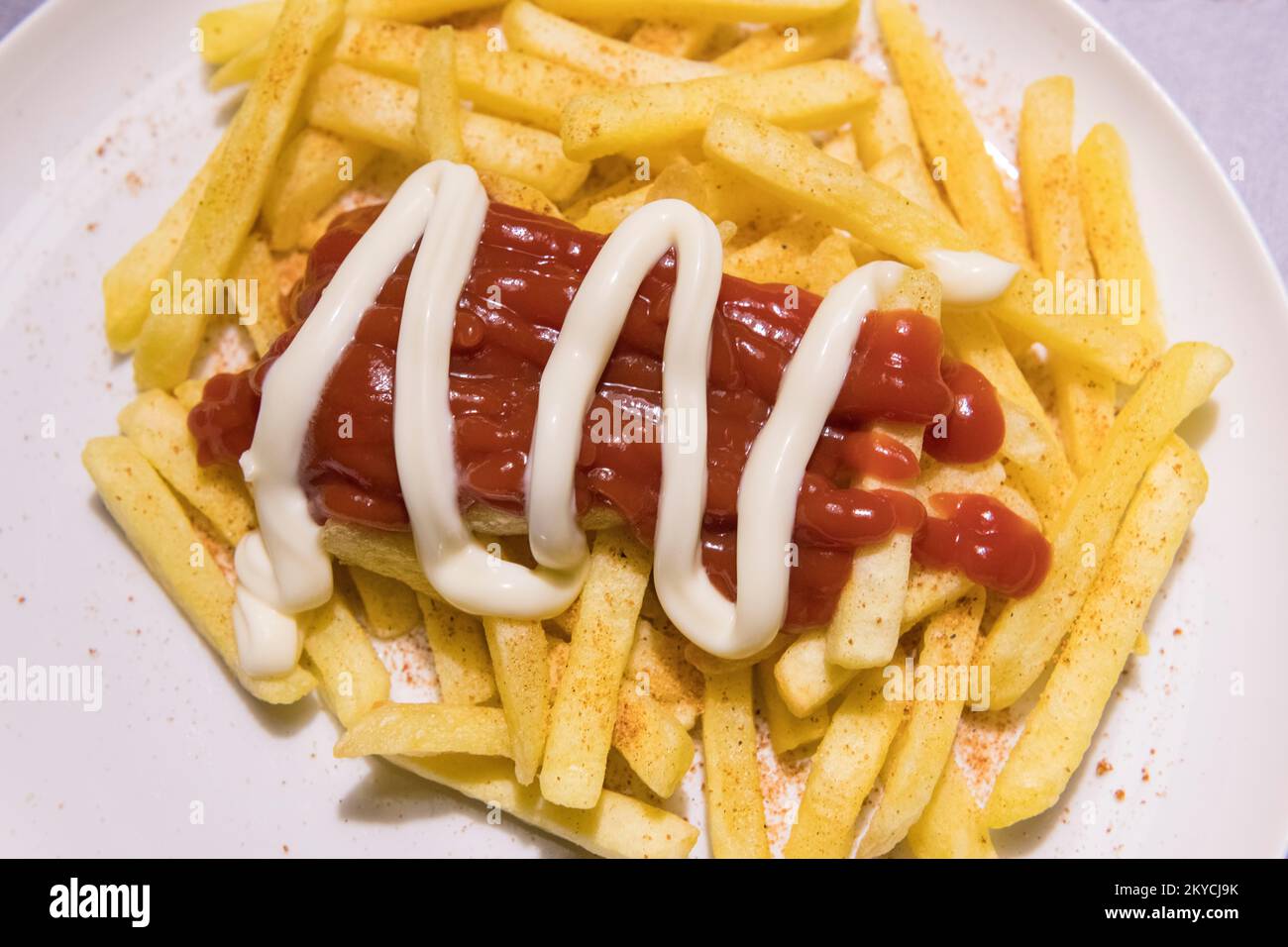 Pommes frites mit Ketchup und Mayonnaise, Baden-Württemberg Stockfoto