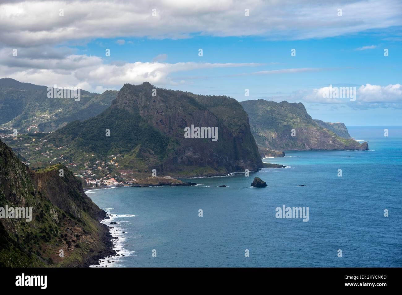 Blick auf die steile felsige Küste und das Meer, das Dorf Porto da Cruz und den Adlerfelsen Penha de Aguia, Küstenlandschaft, Wanderweg Vereda do Larano, Madeira Stockfoto