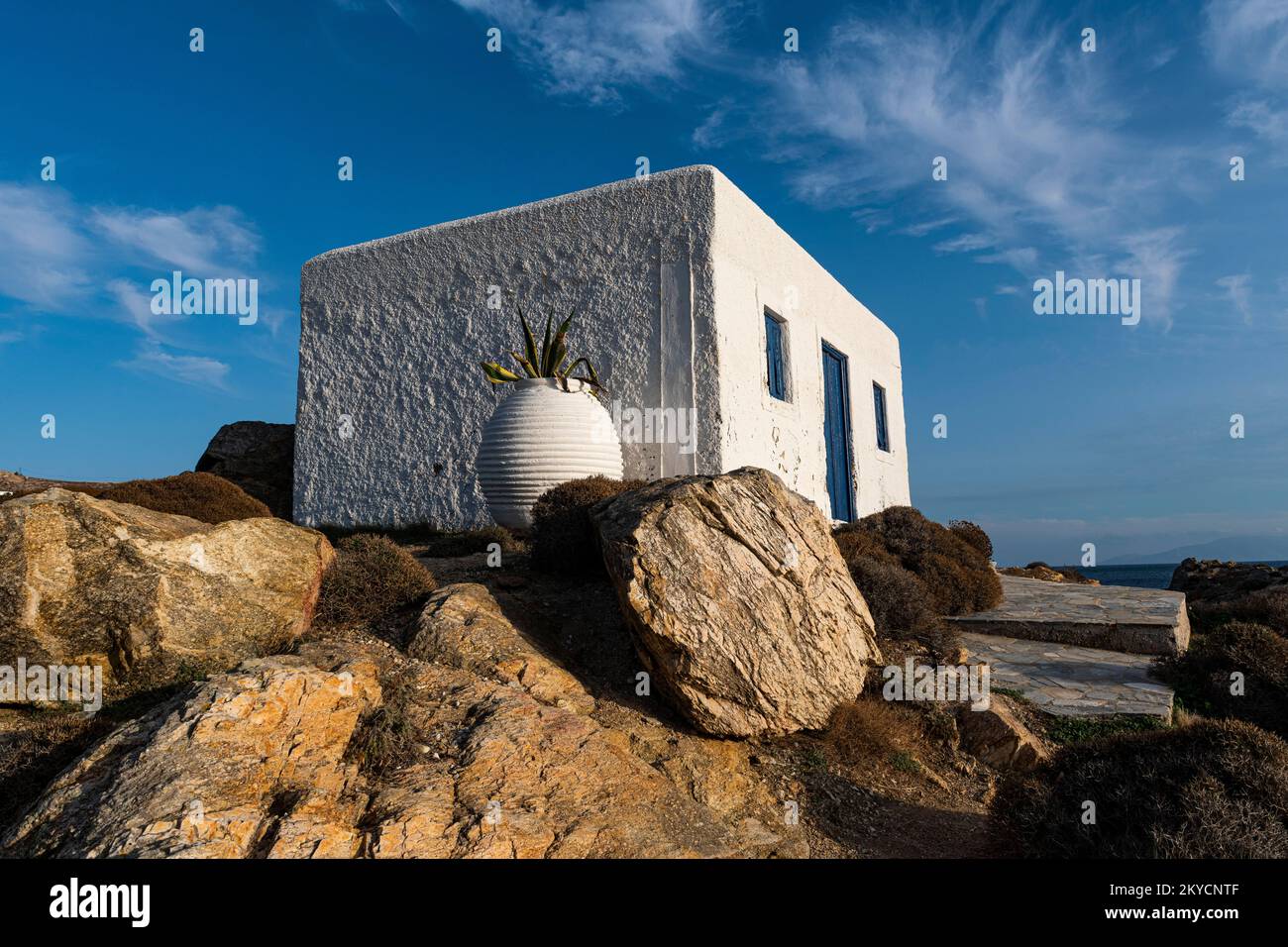 Weißes Haus am Agrari Strand, Mykonos, Griechenland Stockfoto