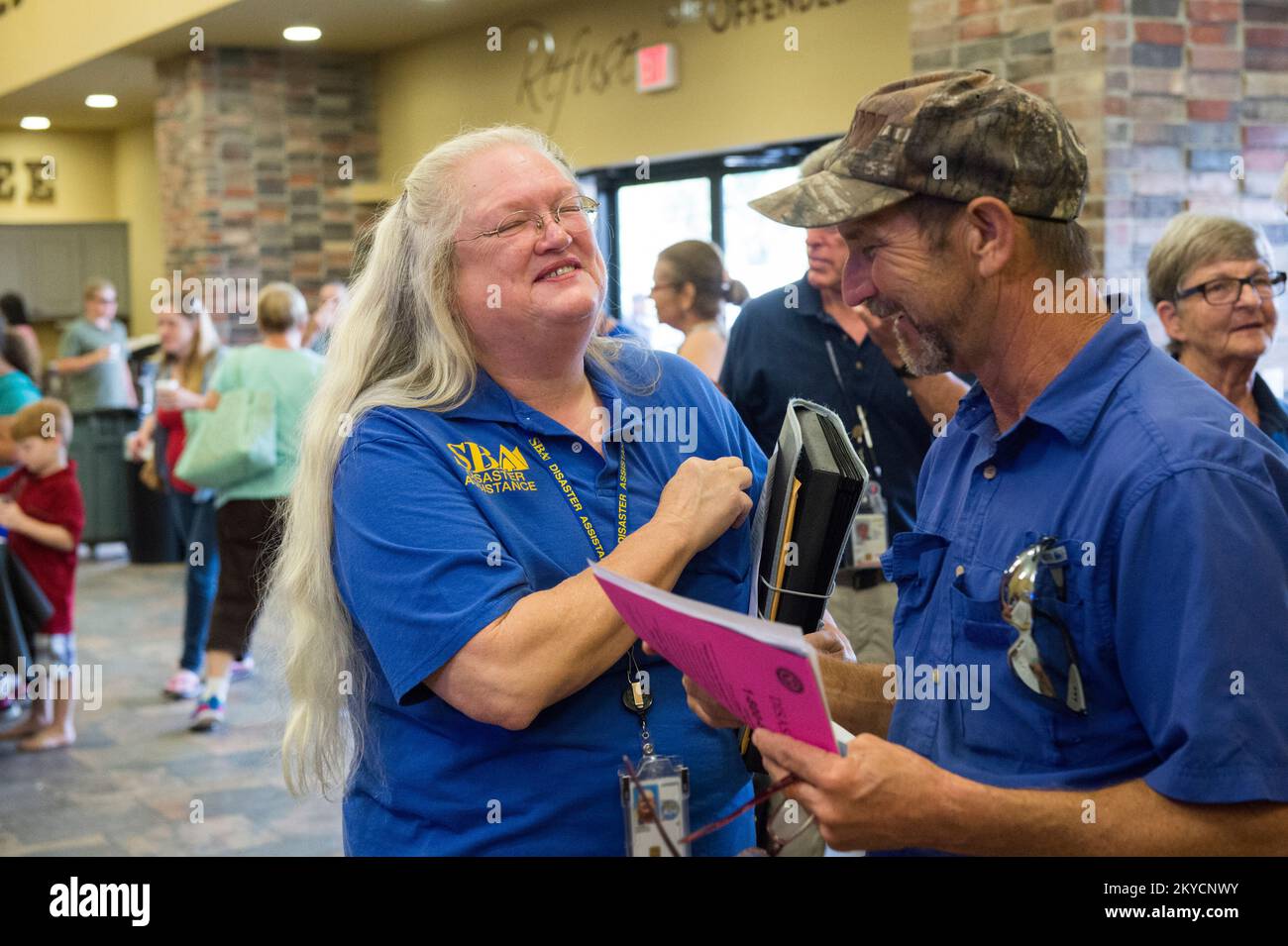 FEMA und Behörden helfen Überlebenden nach der Versammlung in der Ascension Parish am Samstag, den 20. August 2016. Schwere Stürme und Überschwemmungen in Louisiana. Fotos zu Katastrophen- und Notfallmanagementprogrammen, Aktivitäten und Beamten Stockfoto
