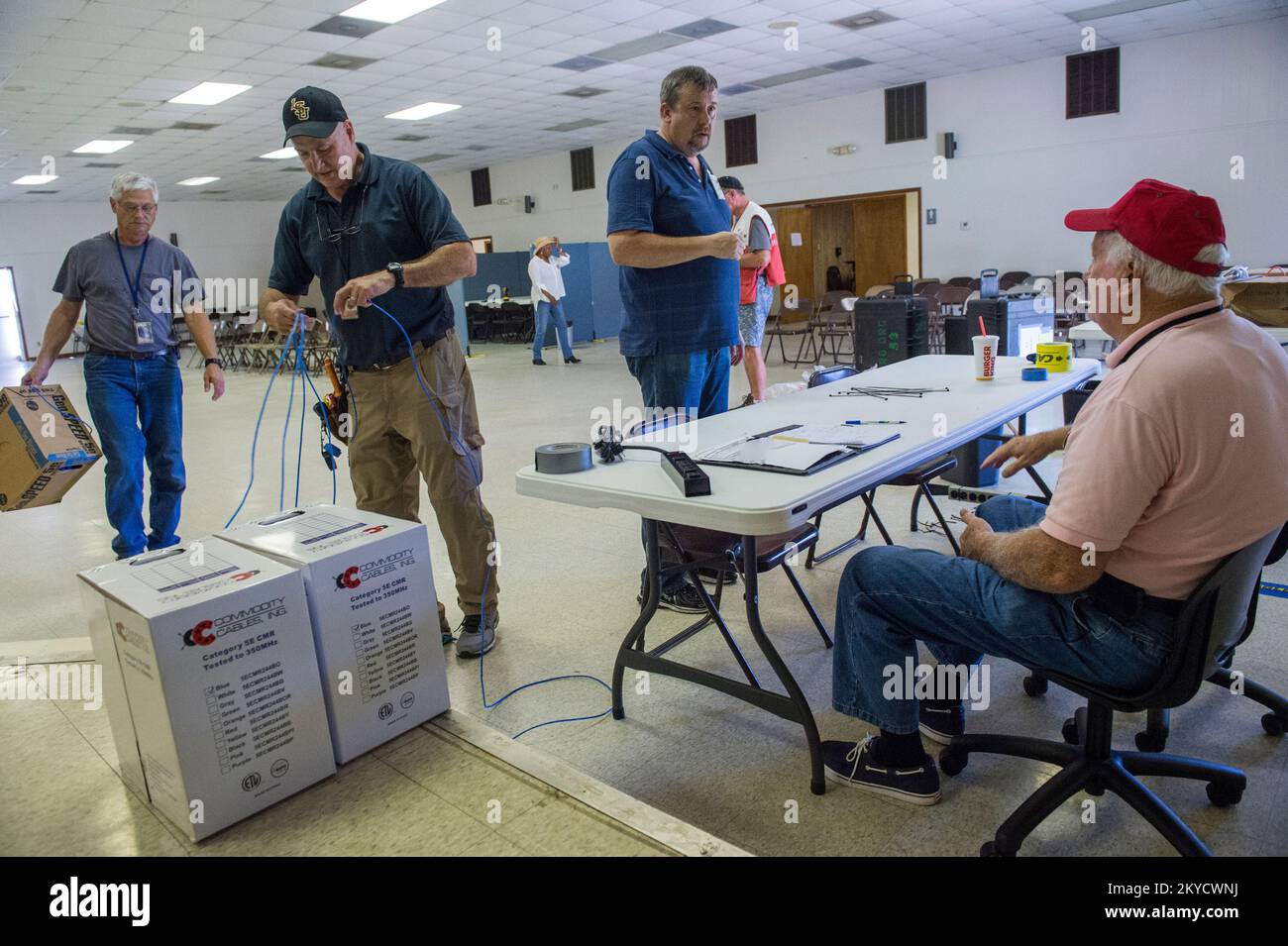 Mitarbeiter der FEMA bauen das Springfield Disaster Recovery Center am Mittwoch, den 24. August 2016 in Livingston Parish, La. Schwere Stürme und Überschwemmungen in Louisiana. Fotos zu Katastrophen- und Notfallmanagementprogrammen, Aktivitäten und Beamten Stockfoto