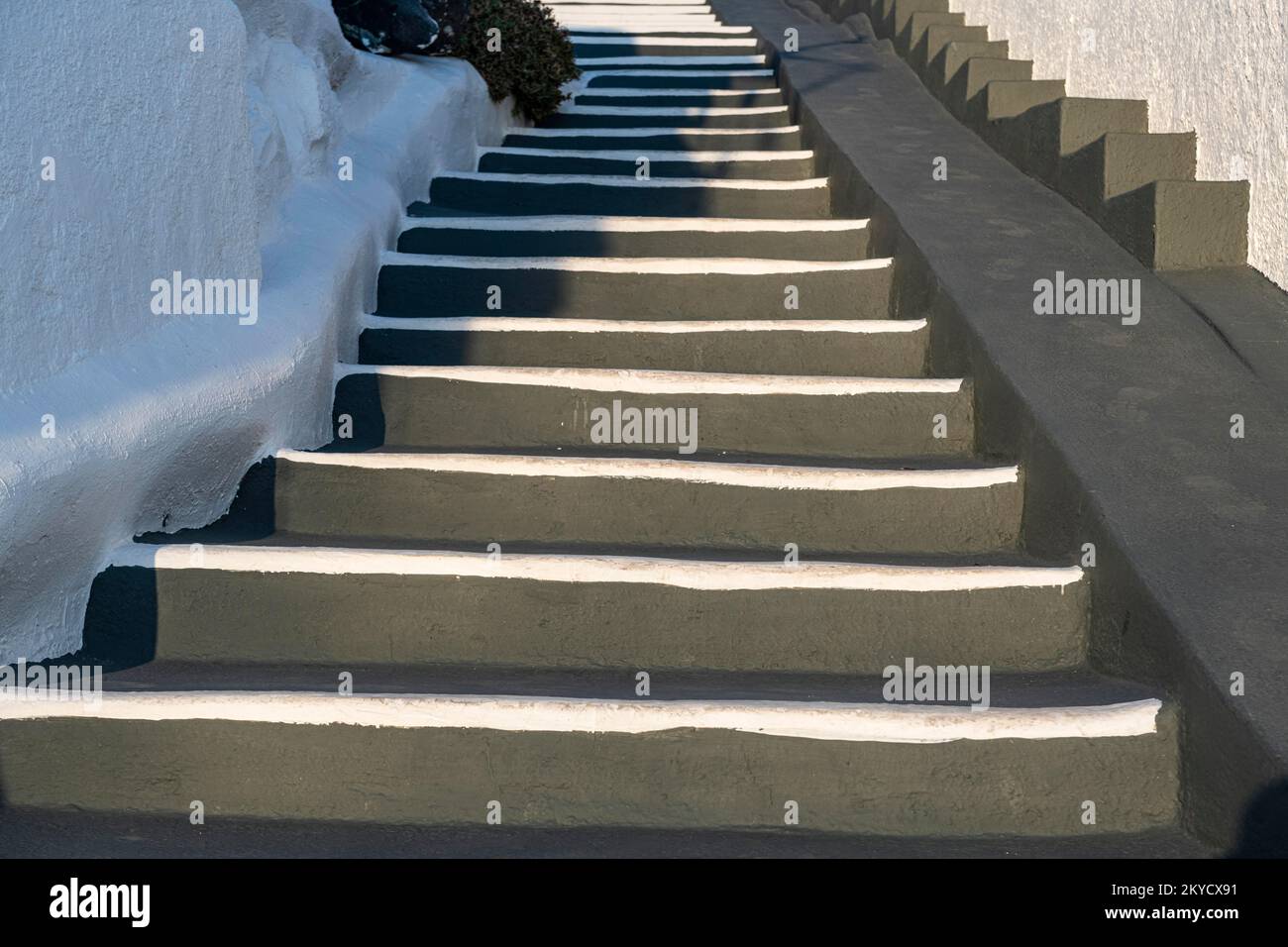 Stilvolle Treppen in Fira, Santorin, Griechenland Stockfoto