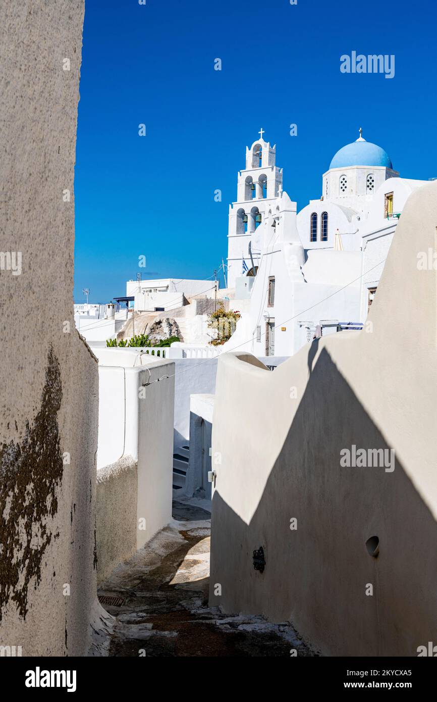 Glockenturm und weiß getünchte Architektur in Pyrgos, Santorin, Griechenland Stockfoto