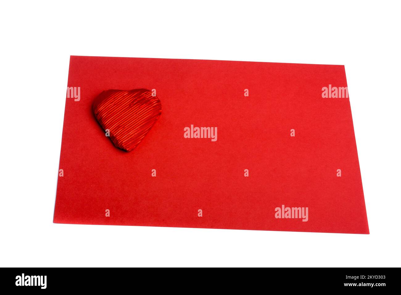 Rotes Herz Form auf rotem Papier auf weißem Hintergrund Stockfoto