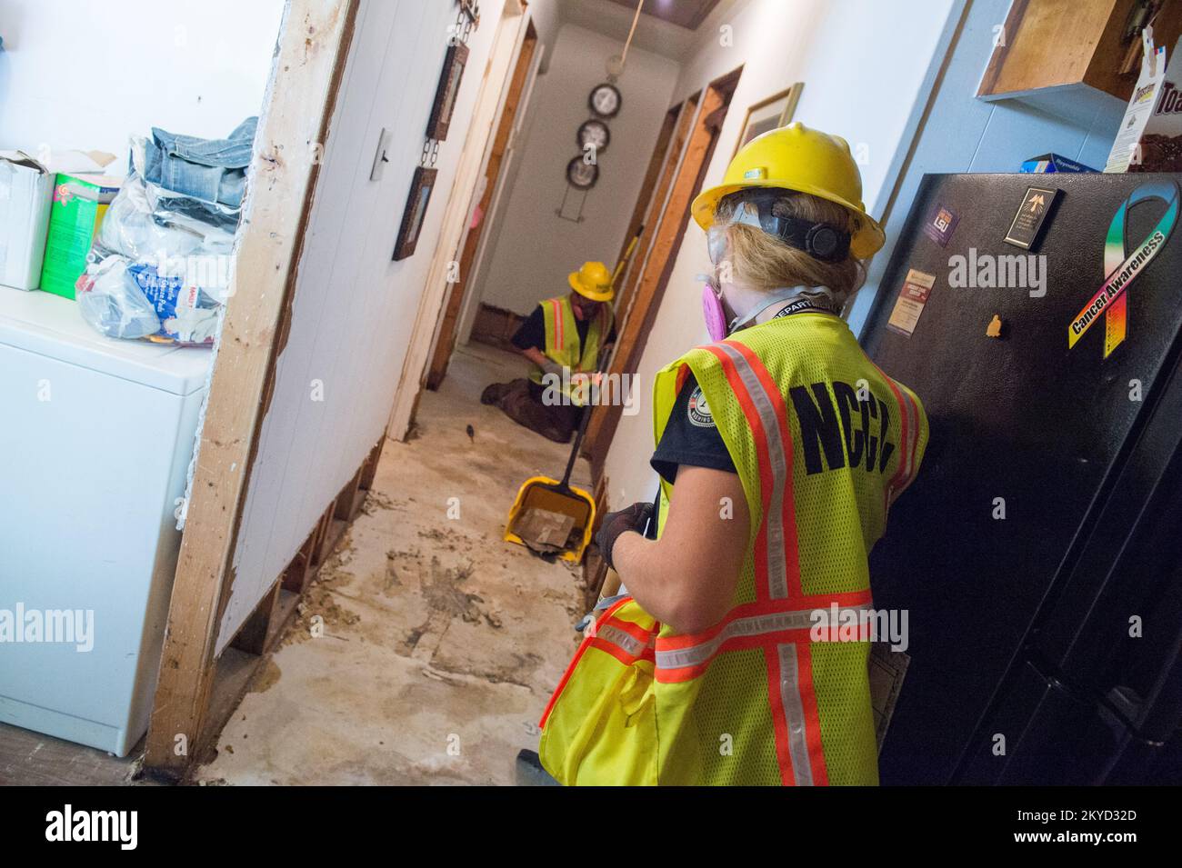 AmeriCorps-Freiwillige, die ein New Roads, La-Haus ausrotten. Schwere Stürme und Überschwemmungen in Louisiana. Fotos zu Katastrophen- und Notfallmanagementprogrammen, Aktivitäten und Beamten Stockfoto