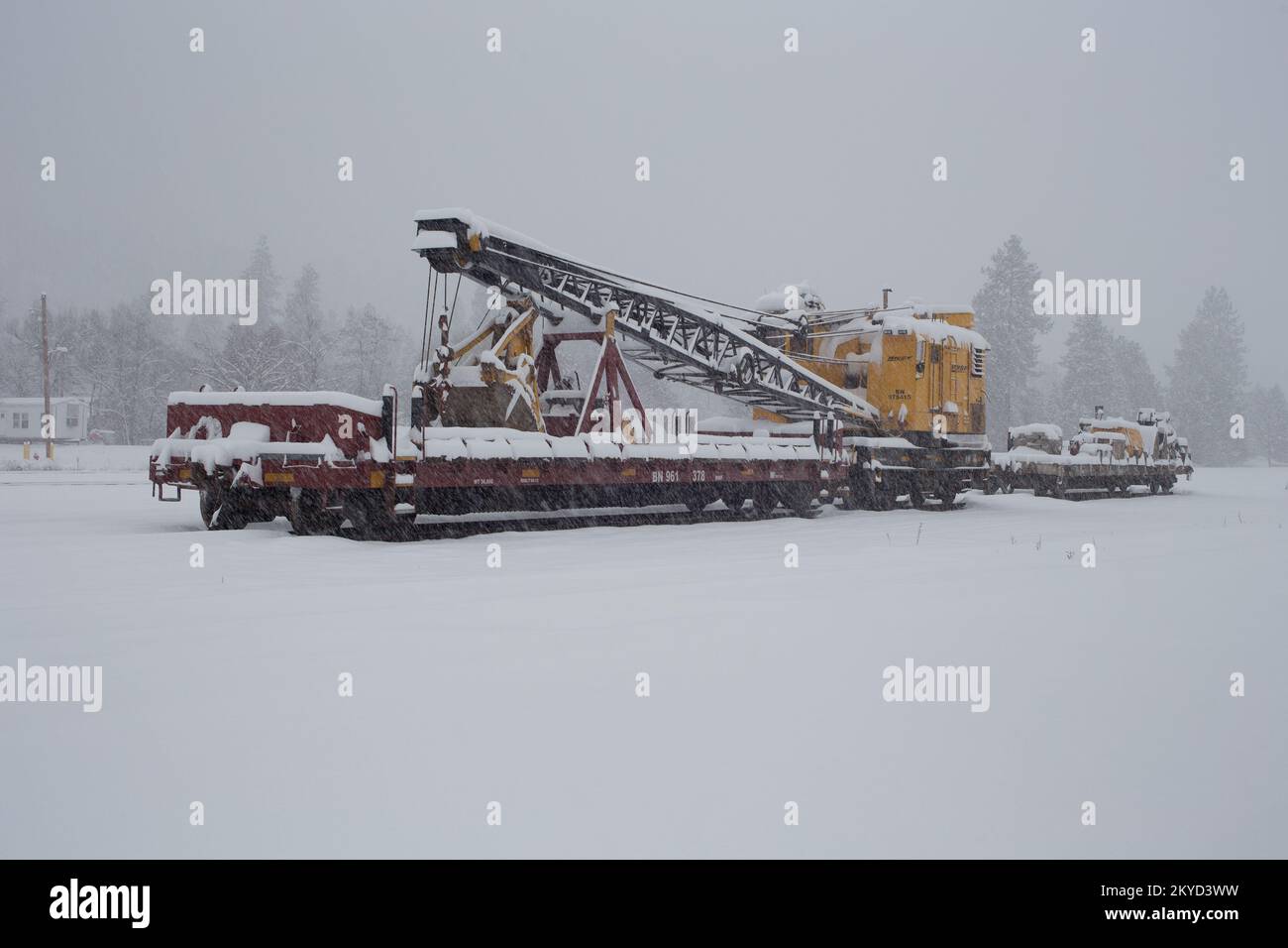 Ein BNSF American Hoist & Derrick Co., Modell 840 DE, 40-50 Tonnen, Diesel-Elektro-Lokomotivkran, im Schnee, Troja, Montana. Stockfoto